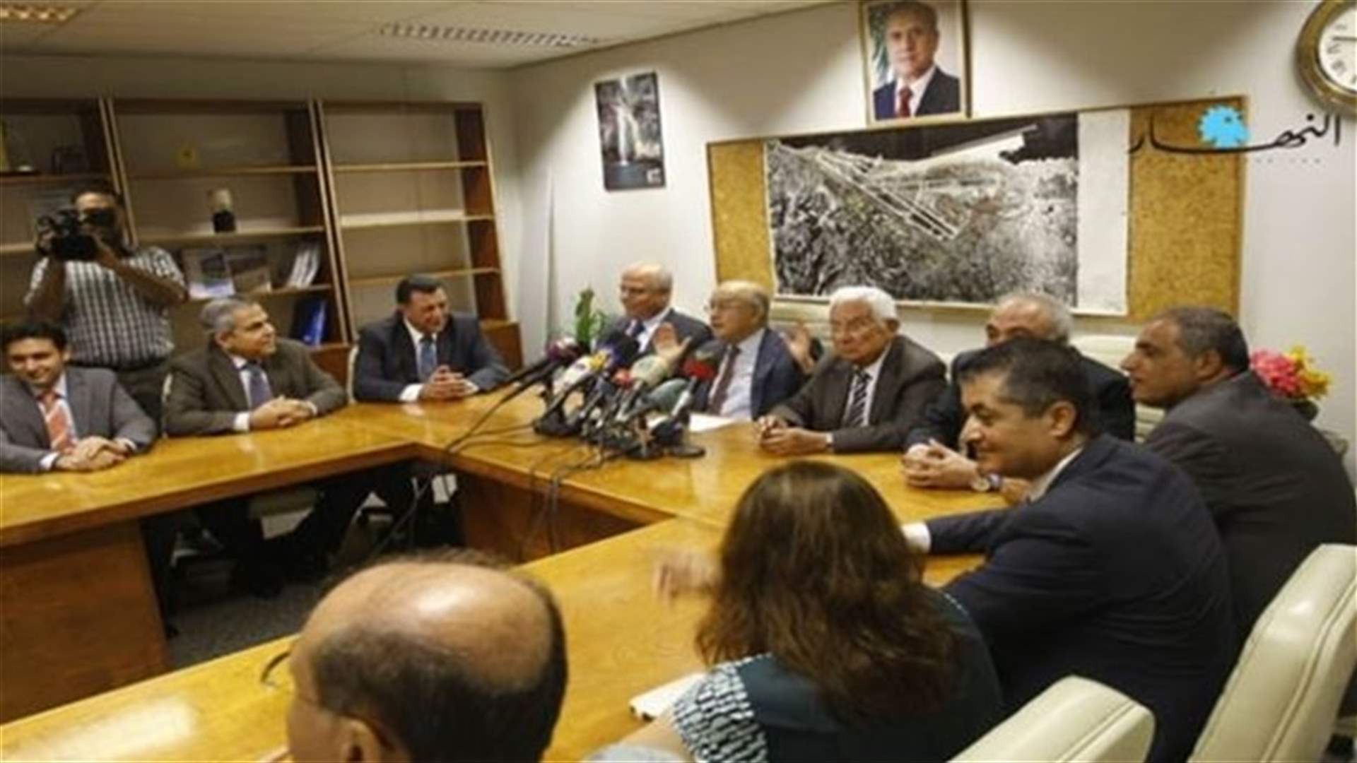 ماذا جرى في اجتماع المطار؟