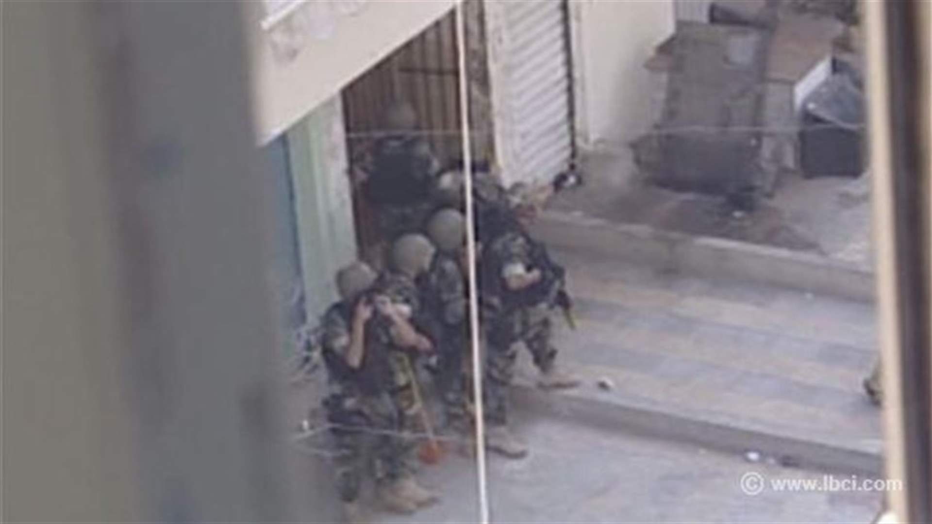 بالفيديو والصور...الجيش دهم محلا لأحمد طه عند مدخل برج البراجنة