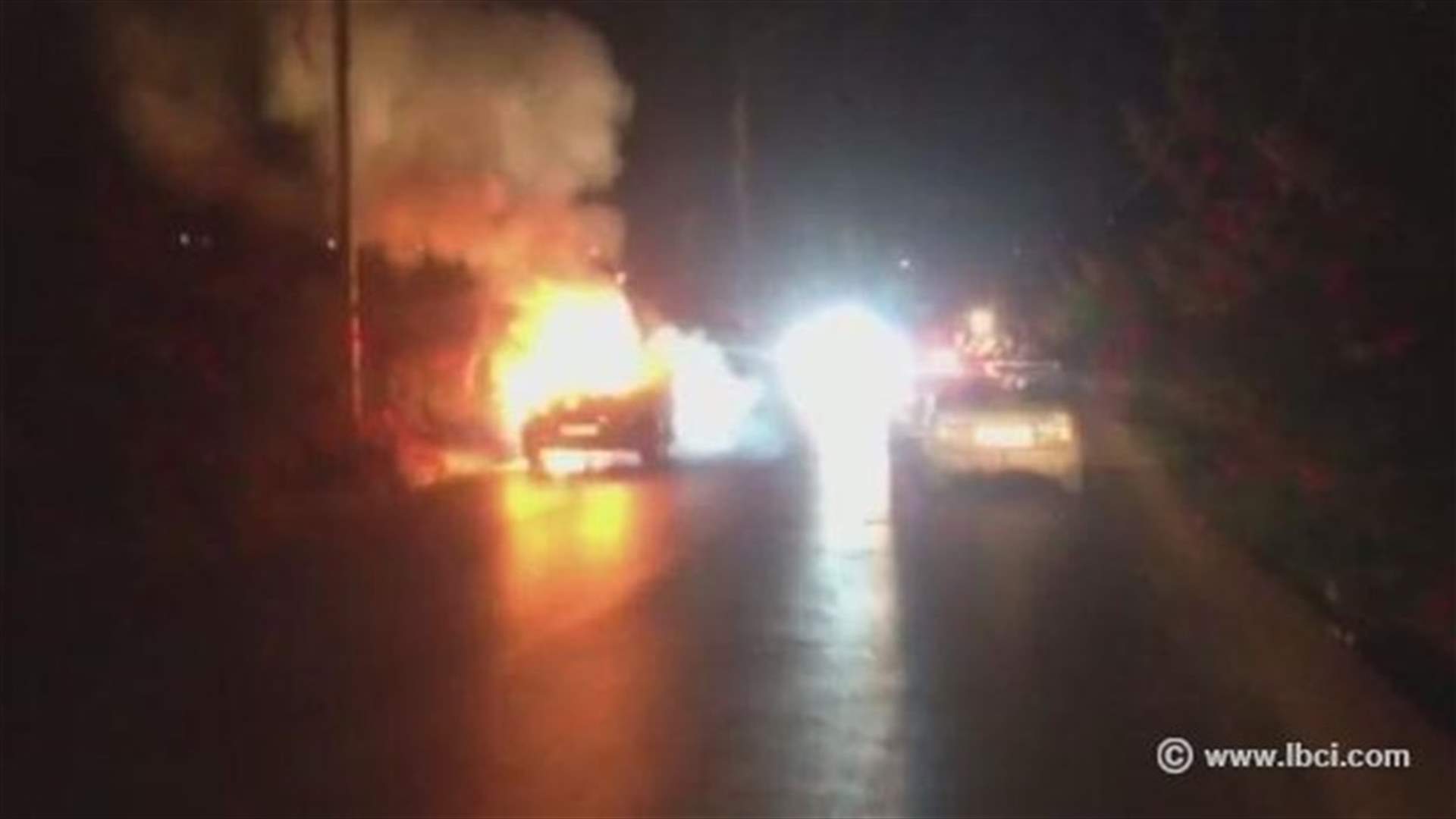 عائلة تنجو من احتراق سيارة على طريق البازورية
