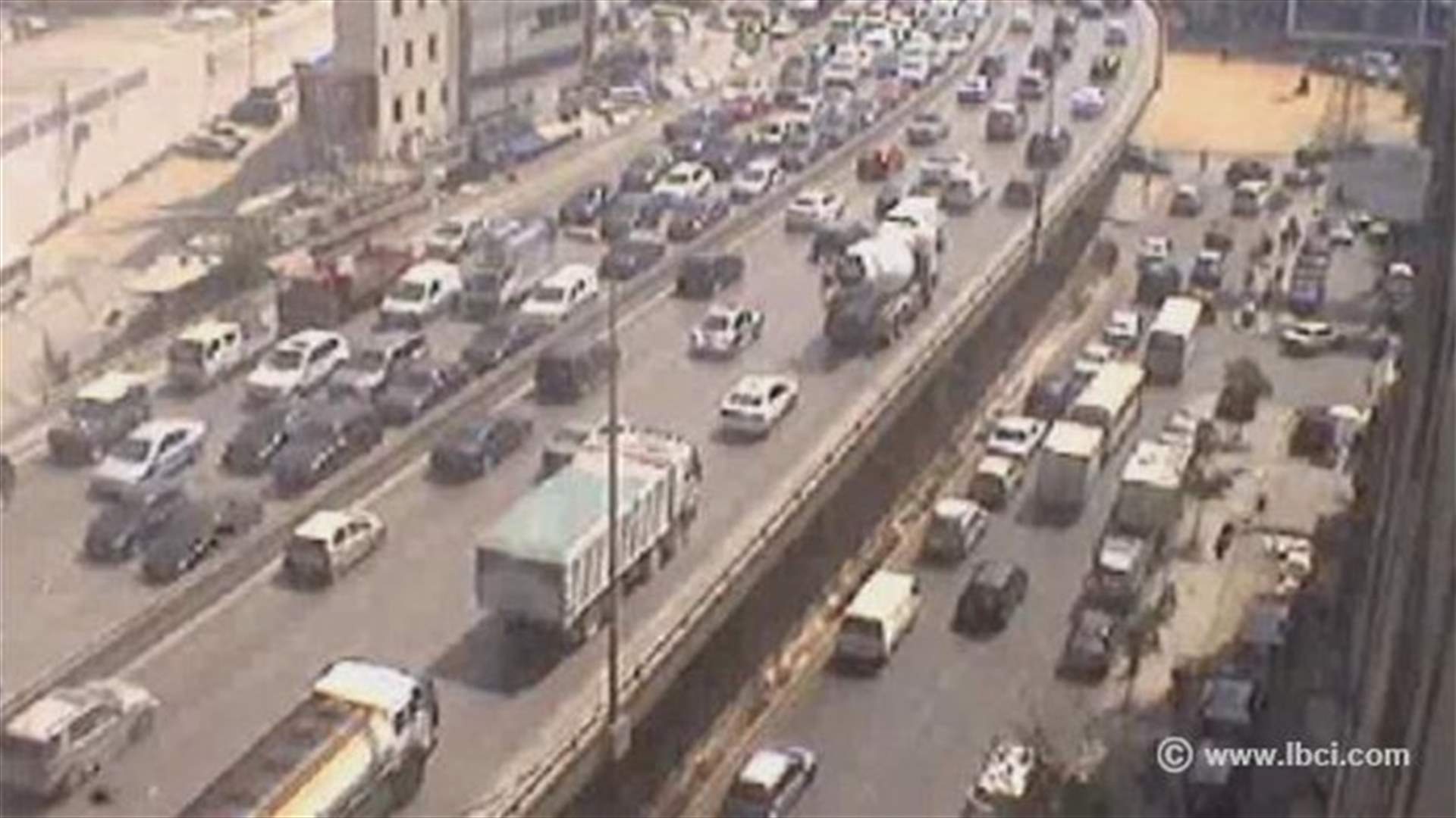 زحمة سير خانقة من الضبية باتجاه بيروت