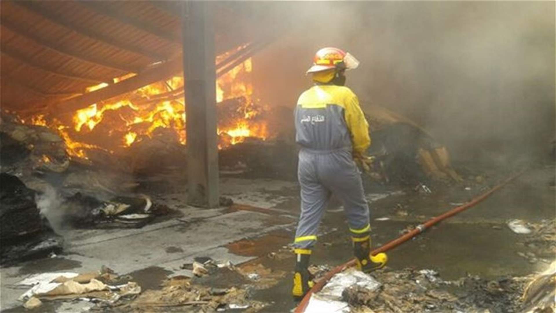 Huge fire erupts in cardboard factory in Bekfaya 