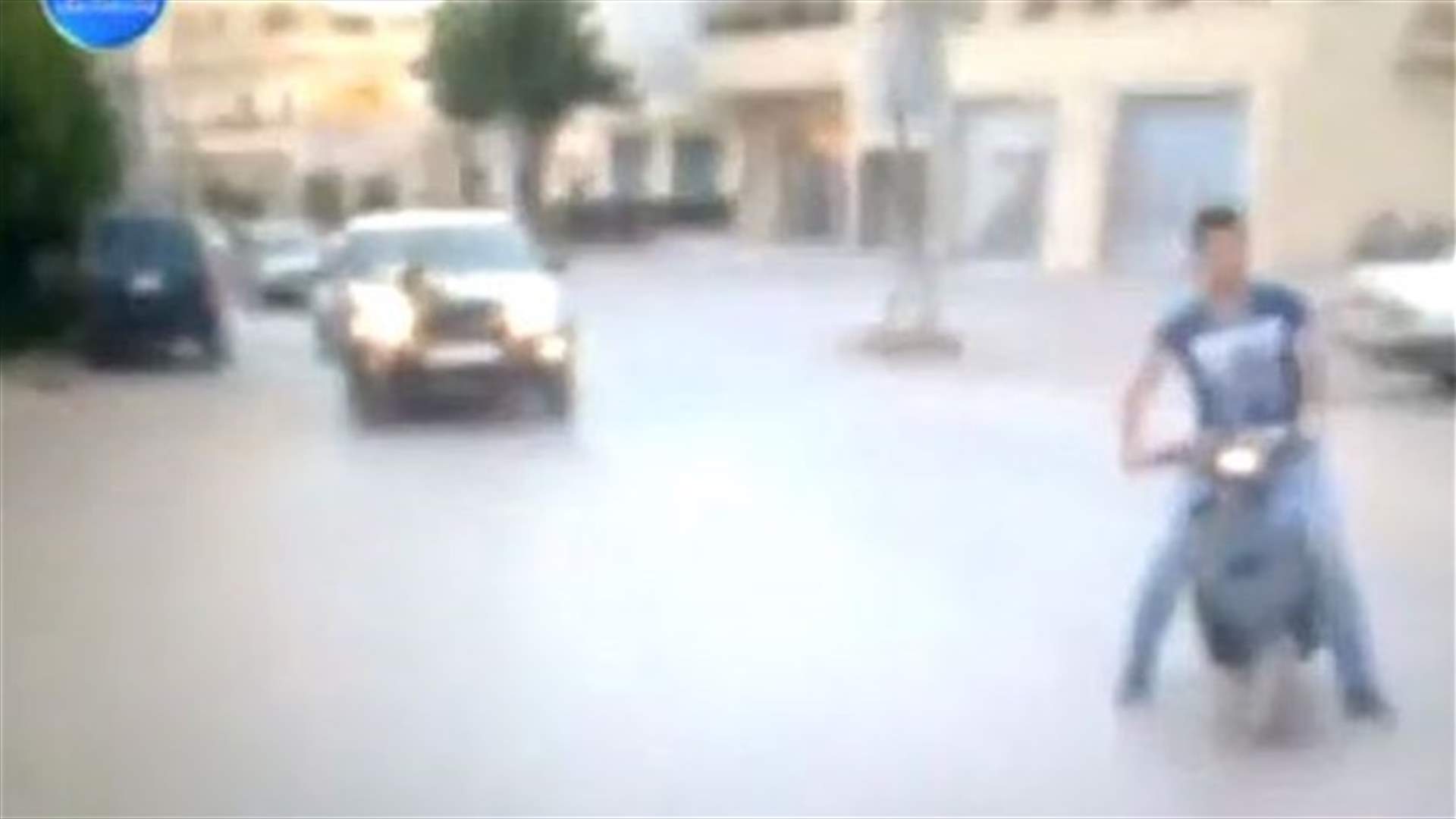 بالفيديو:  سيارة تصدم شابا على دراجته النارية