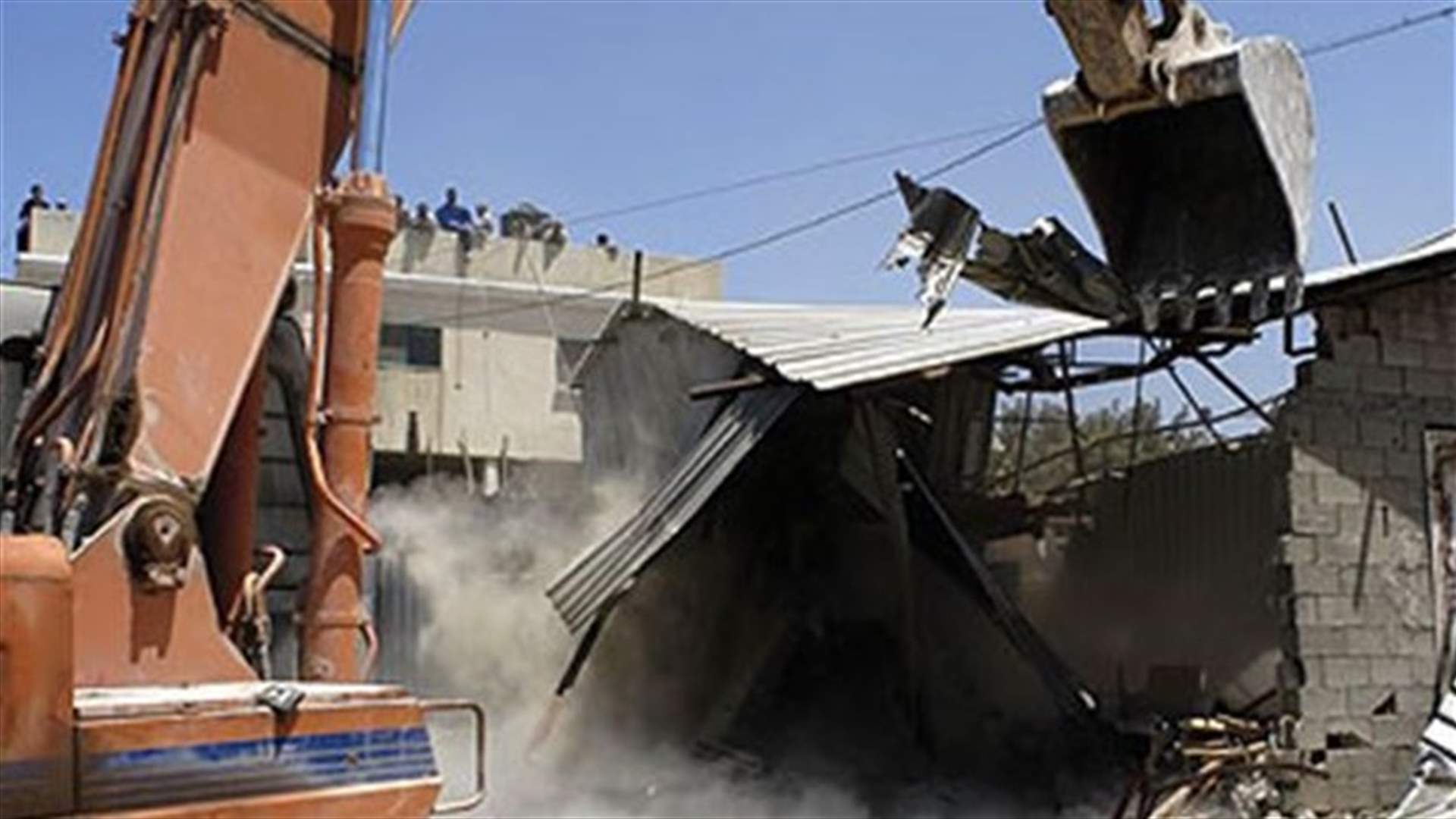 جرافة تسحق طفلة بعد رفض عائلتها اخلاء منزلها