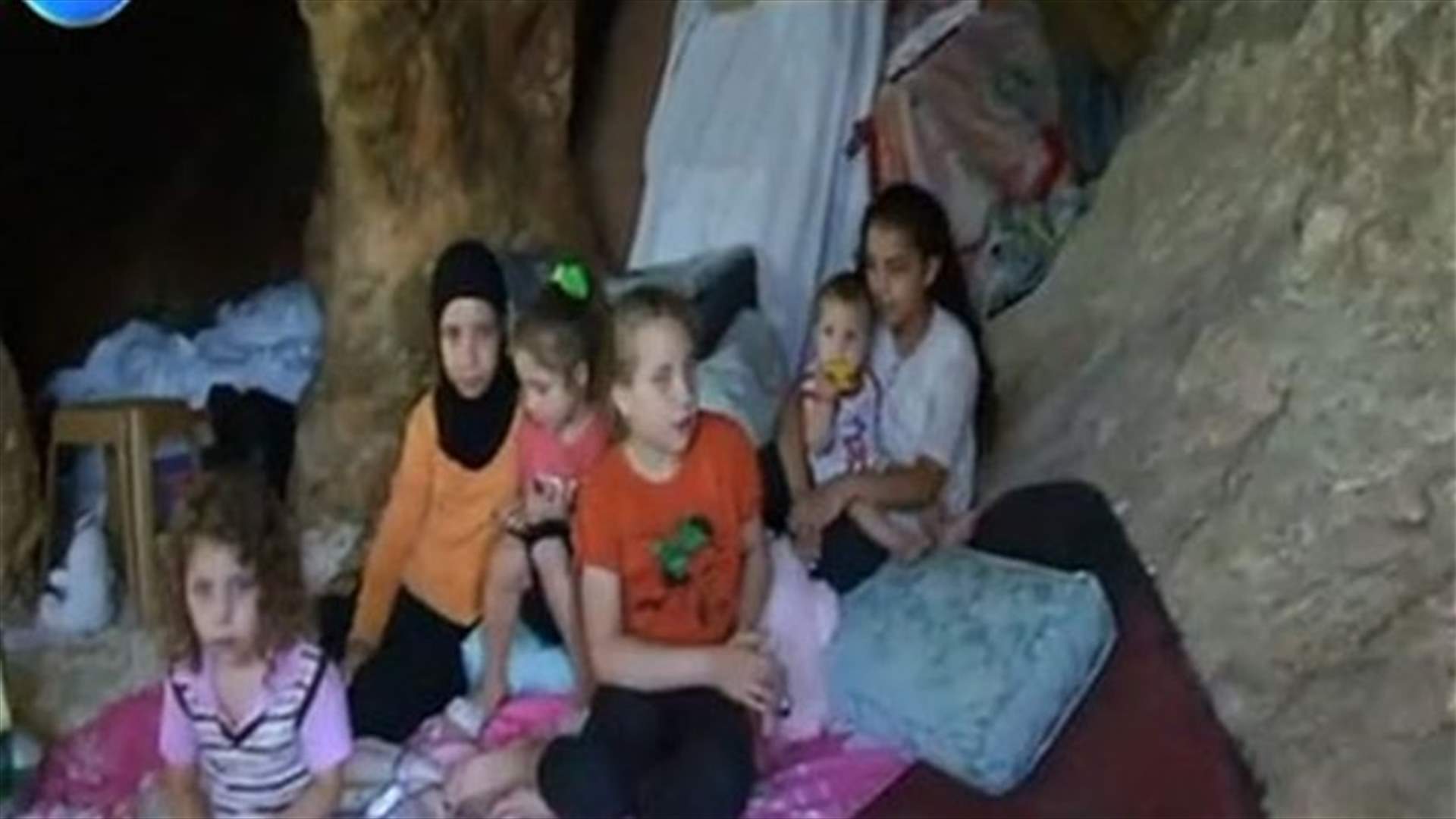 عائلة فلسطينية تسكن مغارة بعد هدم إسرائيل منزلها 