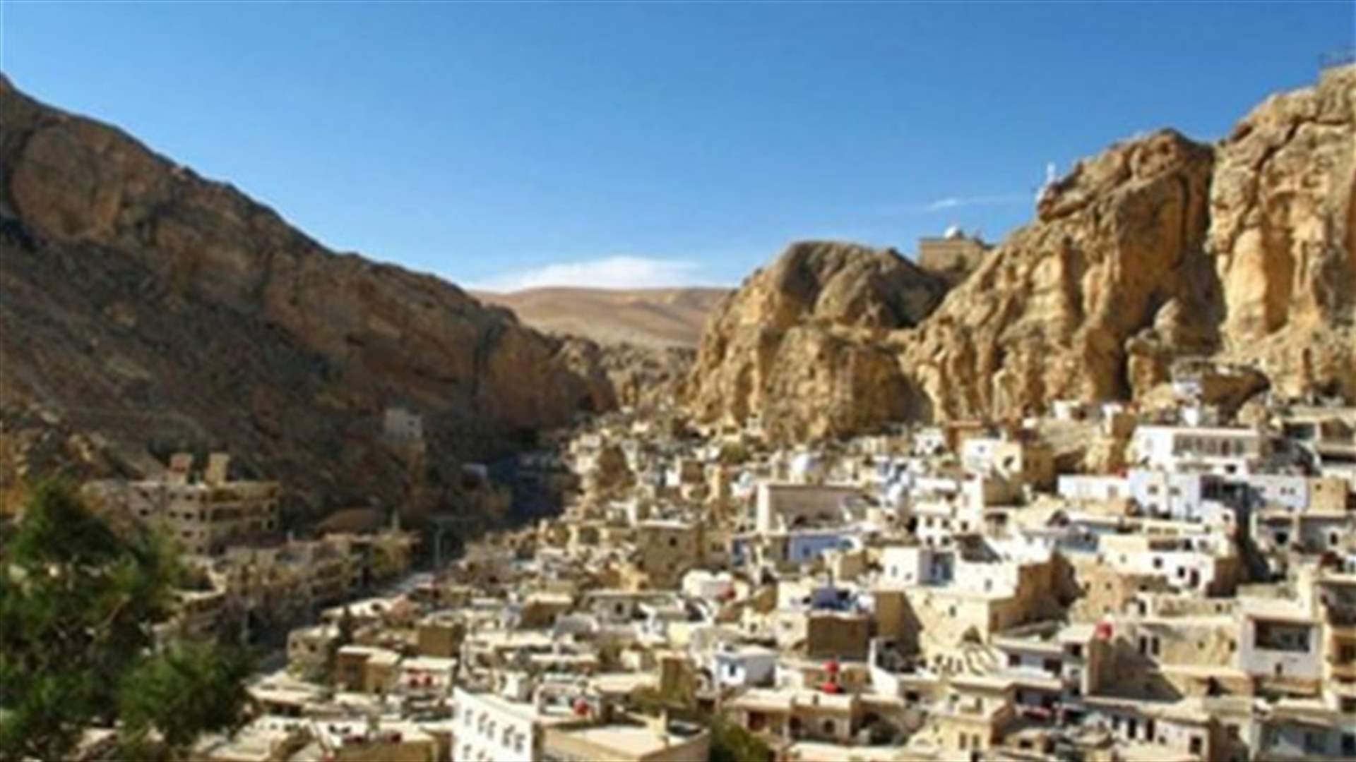 معلولا التاريخية في شمالي دمشق ترزح تحت اشتباكات عنيفة بين النصرة والنظام