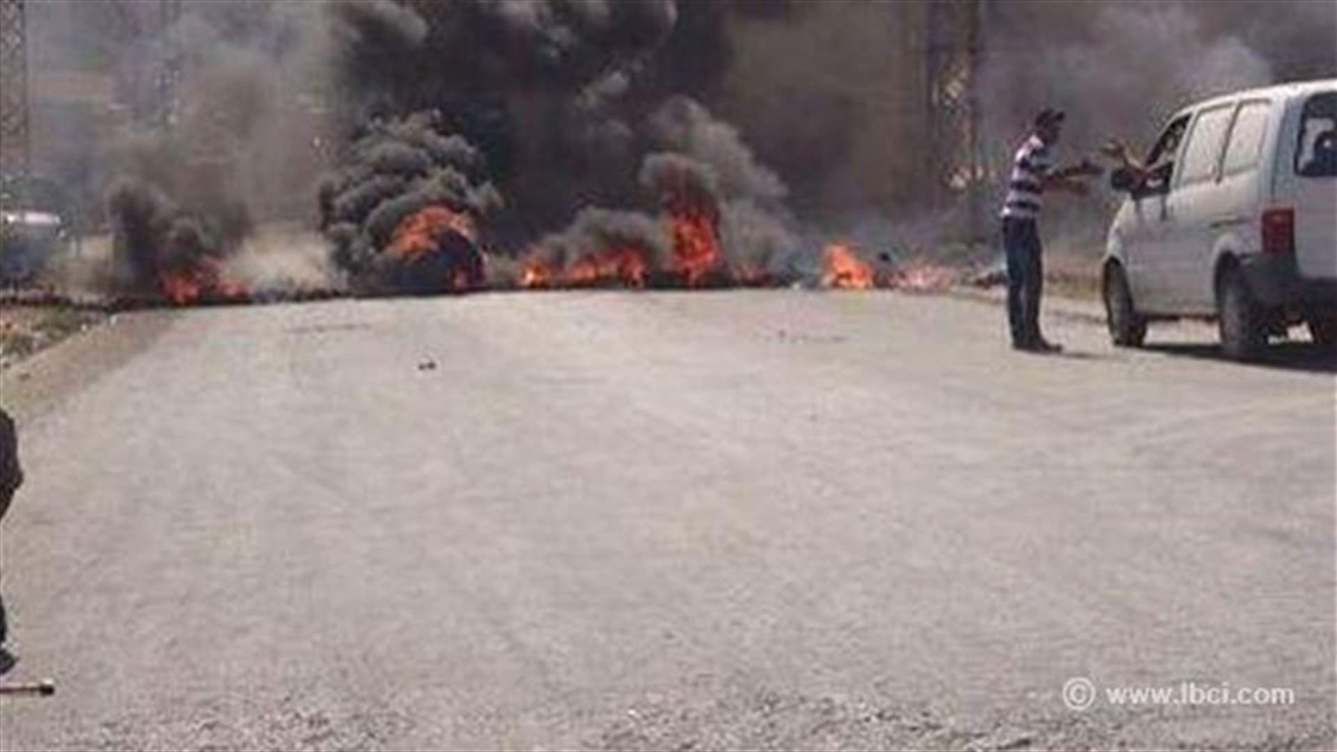 Two roads cut-off in North Lebanon by protesting men with burning tires 