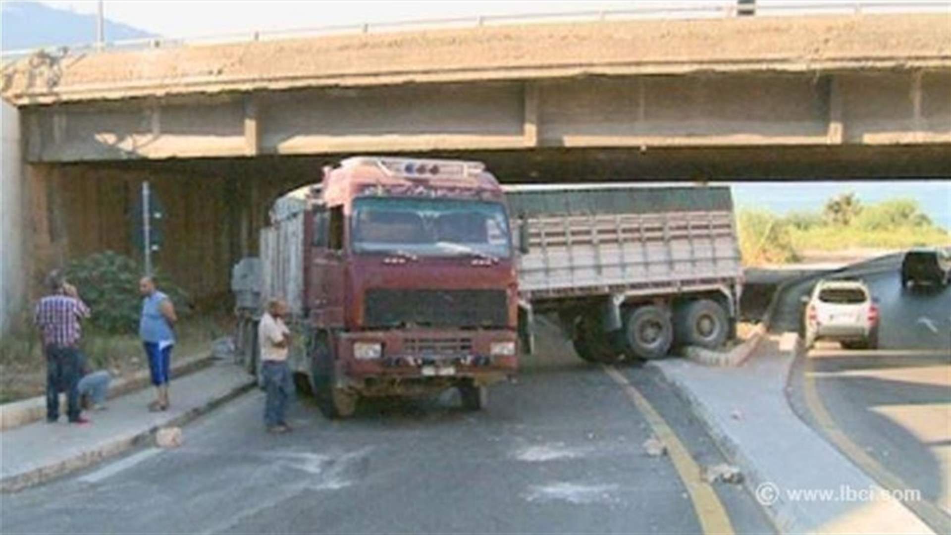 زحمة سير اثر تعطّل شاحنة تحت جسر أدما