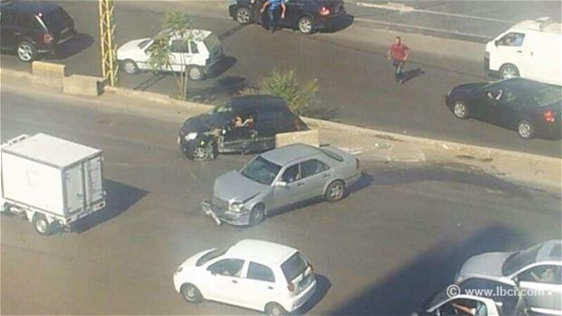 زحمة سير على أوتوستراد جل الديب بسبب حادث 