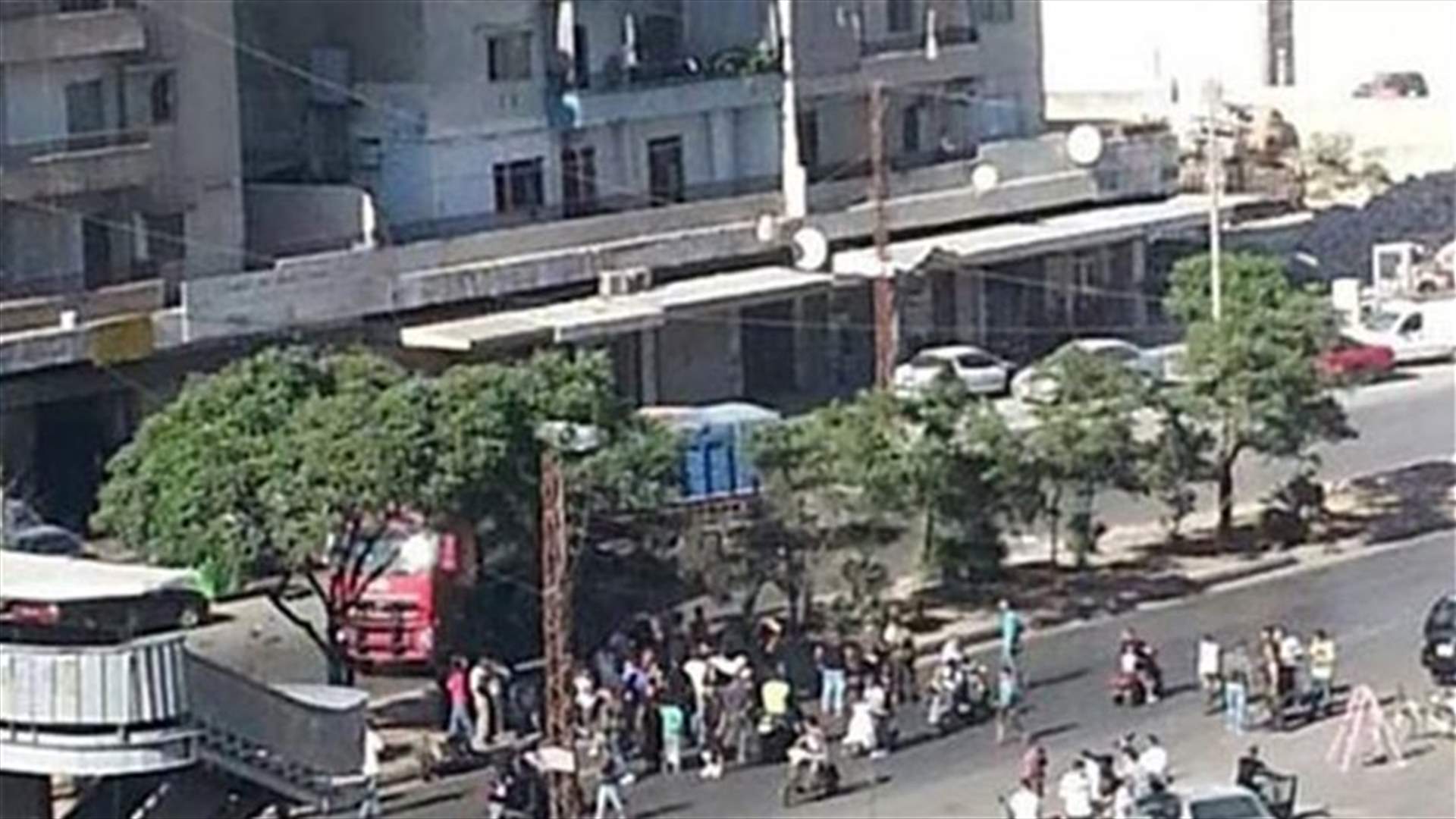 اعادة فتح الطريق عند جسر المشاة على اوتوستراد التبانة