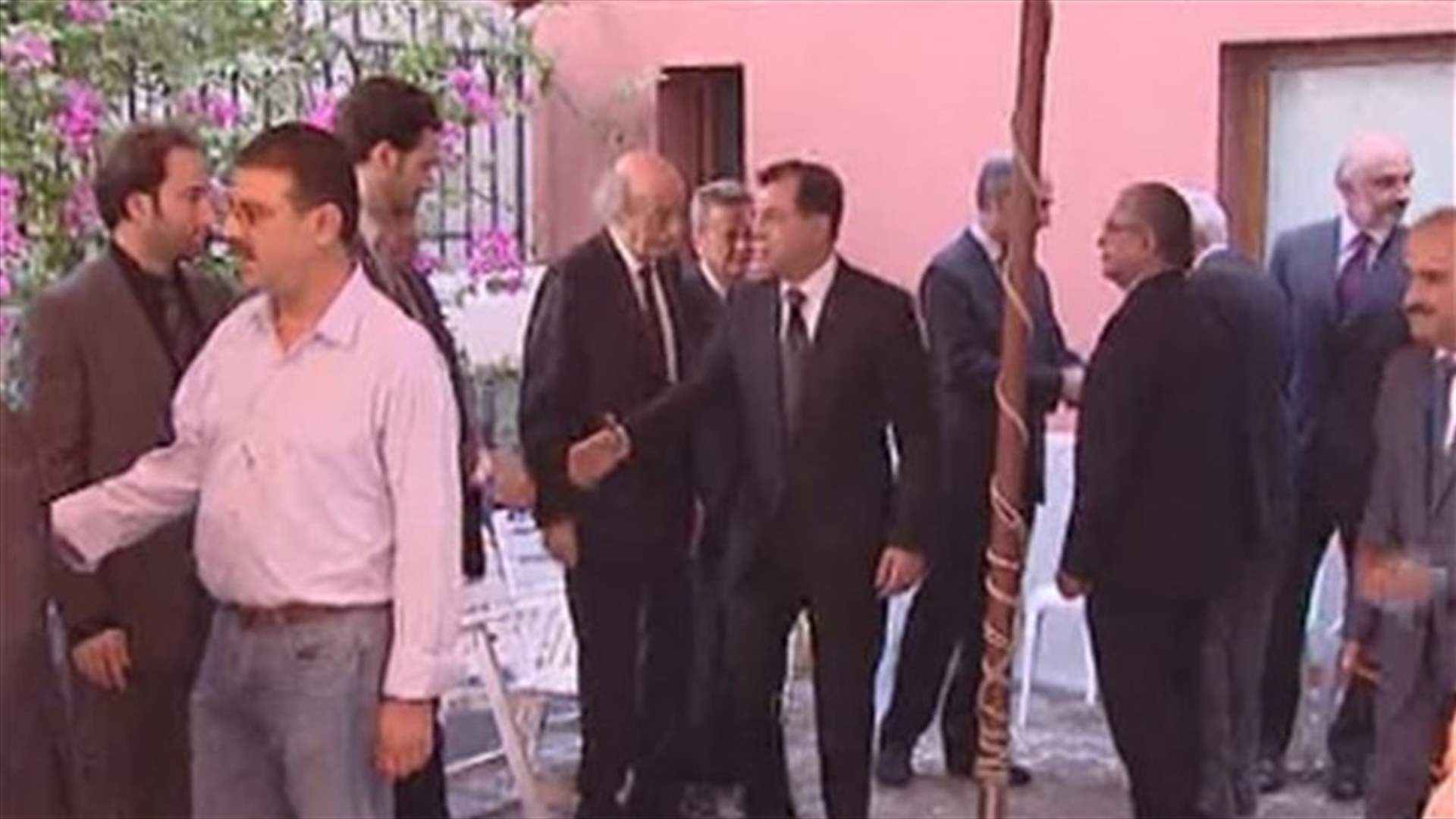 توافد الشخصيات الى كليمنصو للتعزية بوالدة جنبلاط
