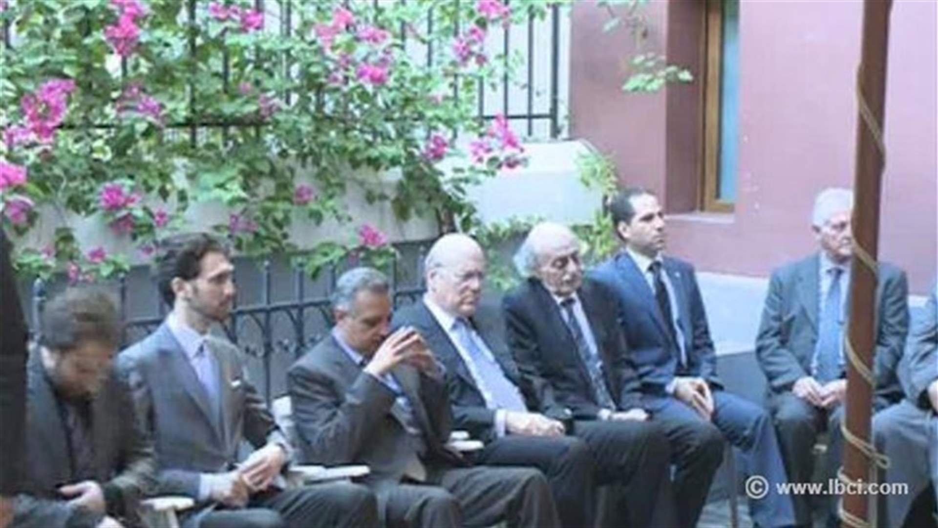 جنبلاط واصل تقبل التعازي بوفاة والدته