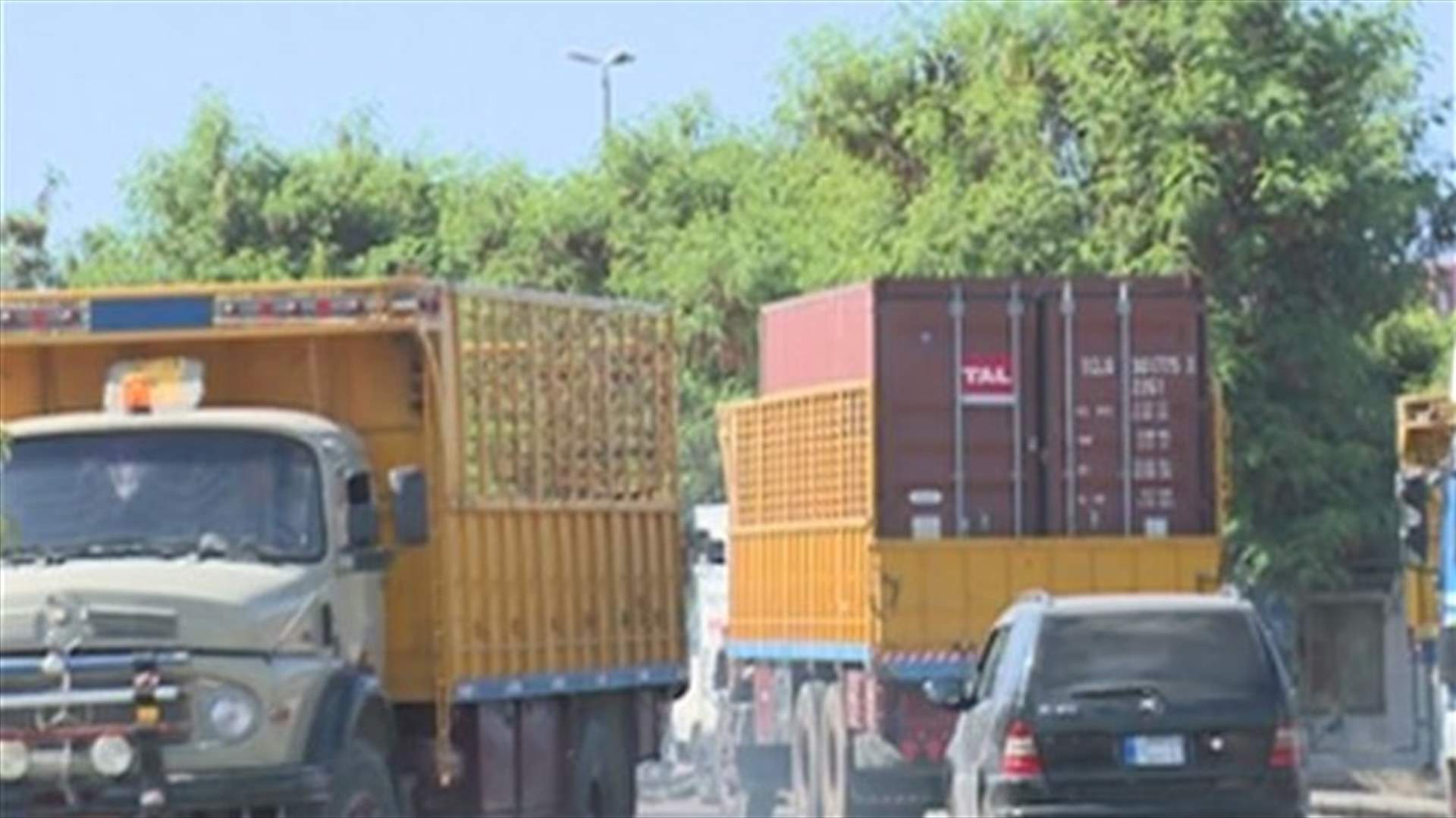 نقابات مالكي الشاحنات والصهاريج ترفض قرار تعديل توقيت سيرها
