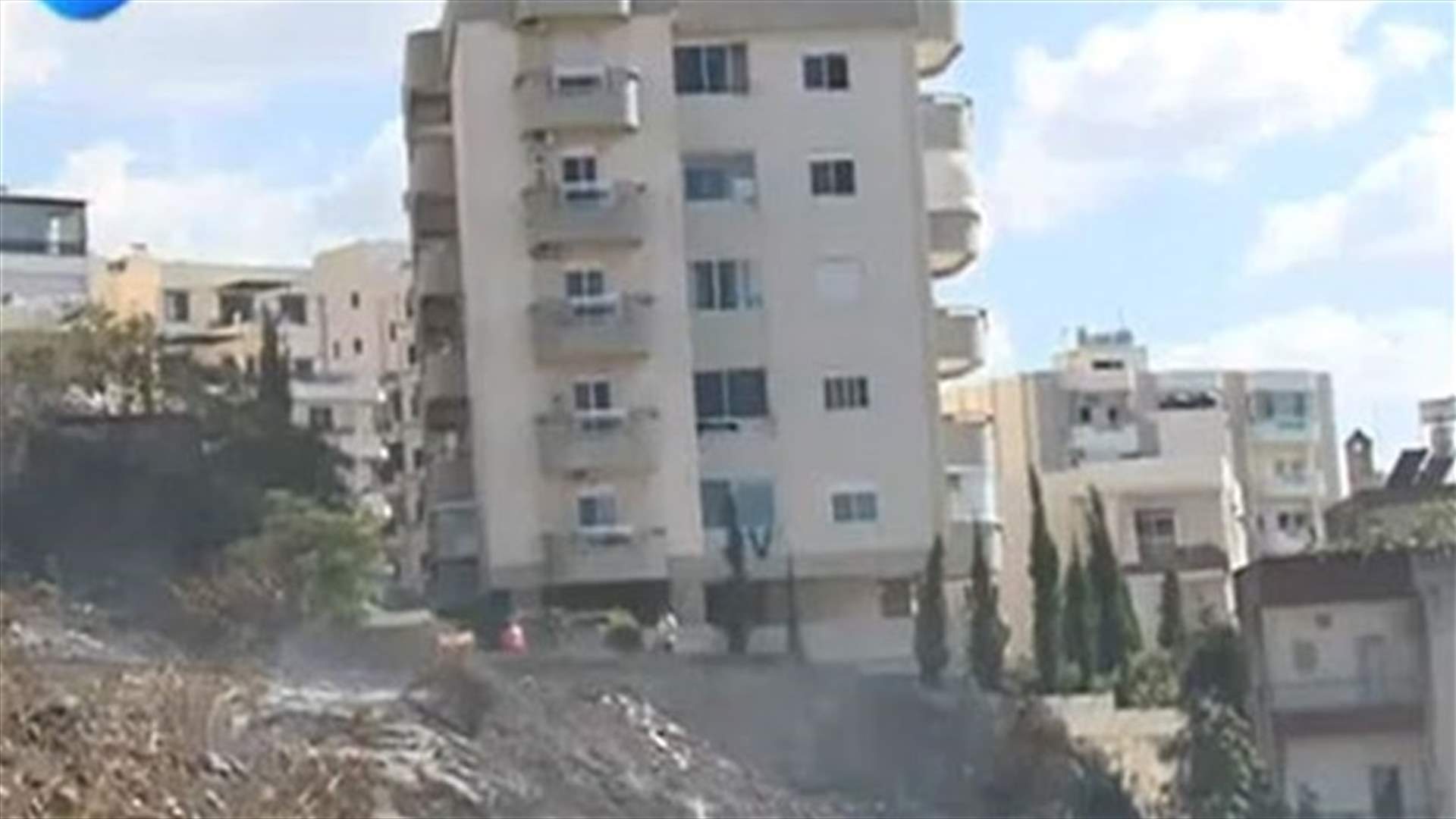 الحرائق تصل الى المنازل في ضبية