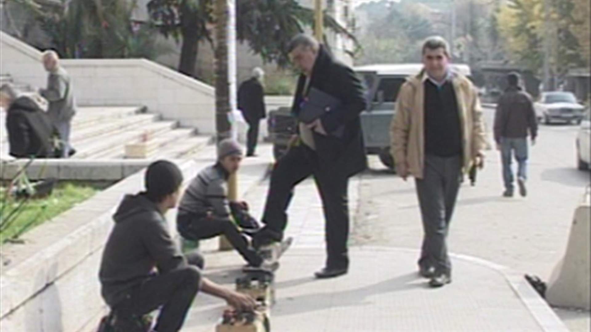 صندوق خشبي، فرشاة وطلاء من كل الالوان..هكذا يعمل ماسحو الاحذية