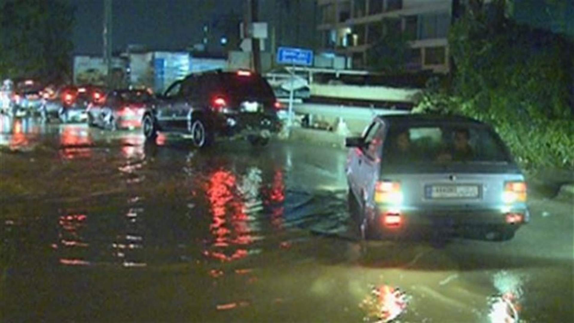 سيارات عالقة وسط المياه والسيول تجتاح المنازل