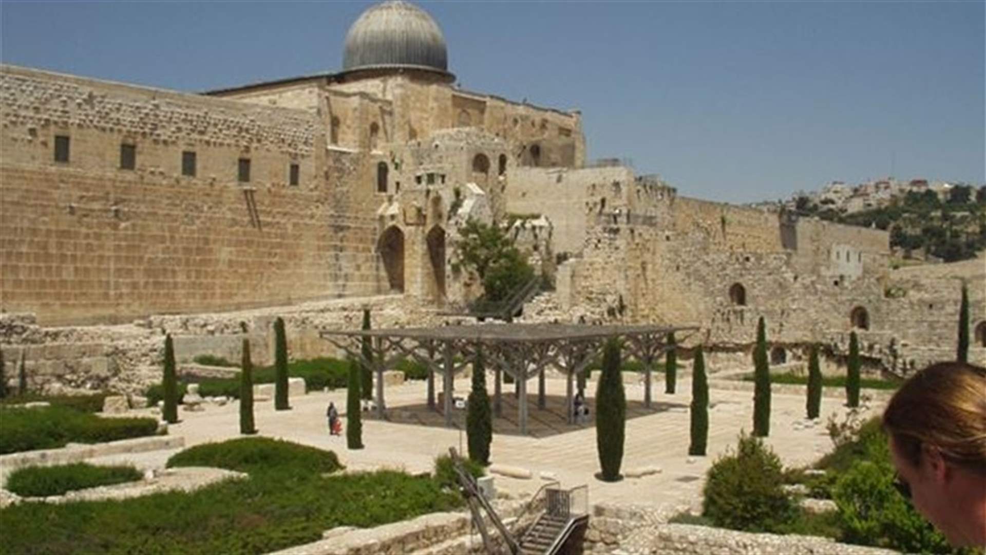 الشرطة الاسرائيلية تفرق متظاهرين في باحة المسجد الاقصى