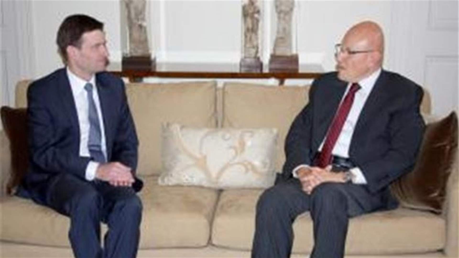 هيل: ملتزمون دعم لبنان ما دام ملتزما التعامل مع ازمة اللاجئين بمسؤولية