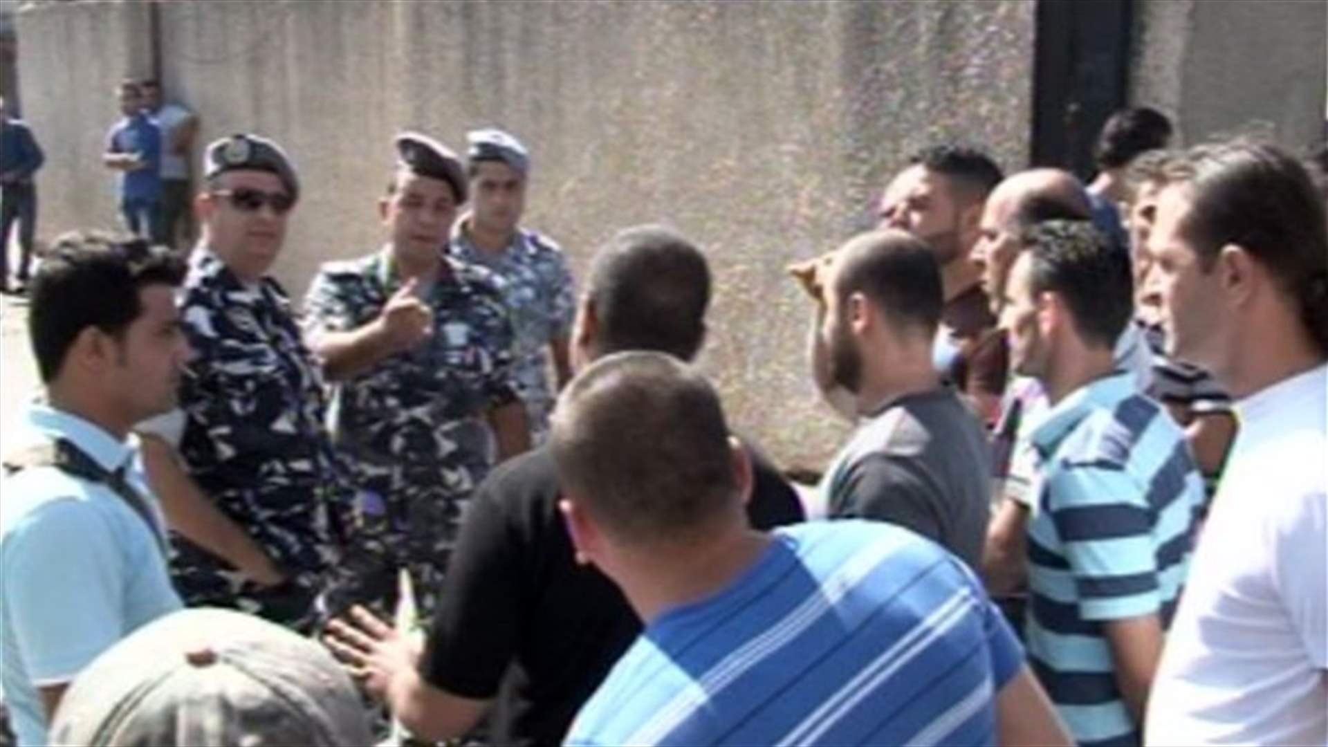 REPORT: EDL on-demand workers continue sit-in outside Jiyeh station