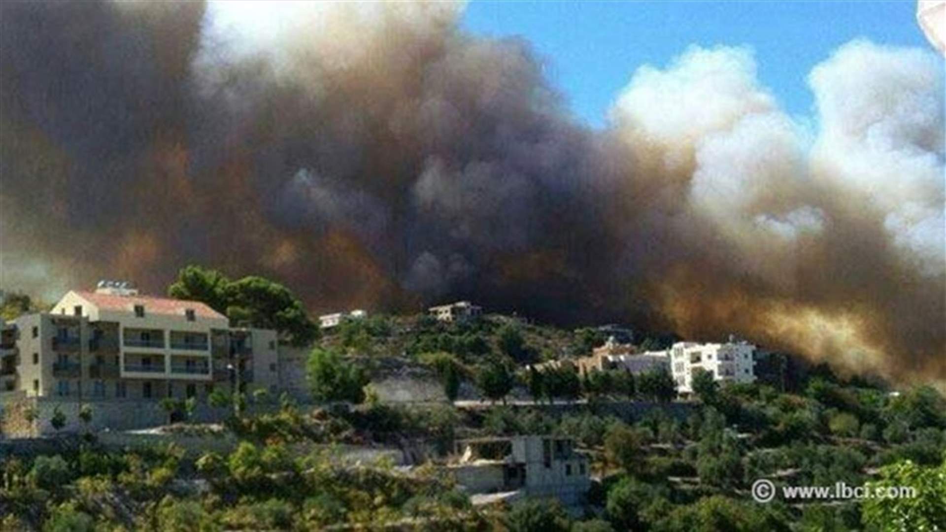 حريق هائل في مغدوشة يعمل الدفاع المدني على إخماده