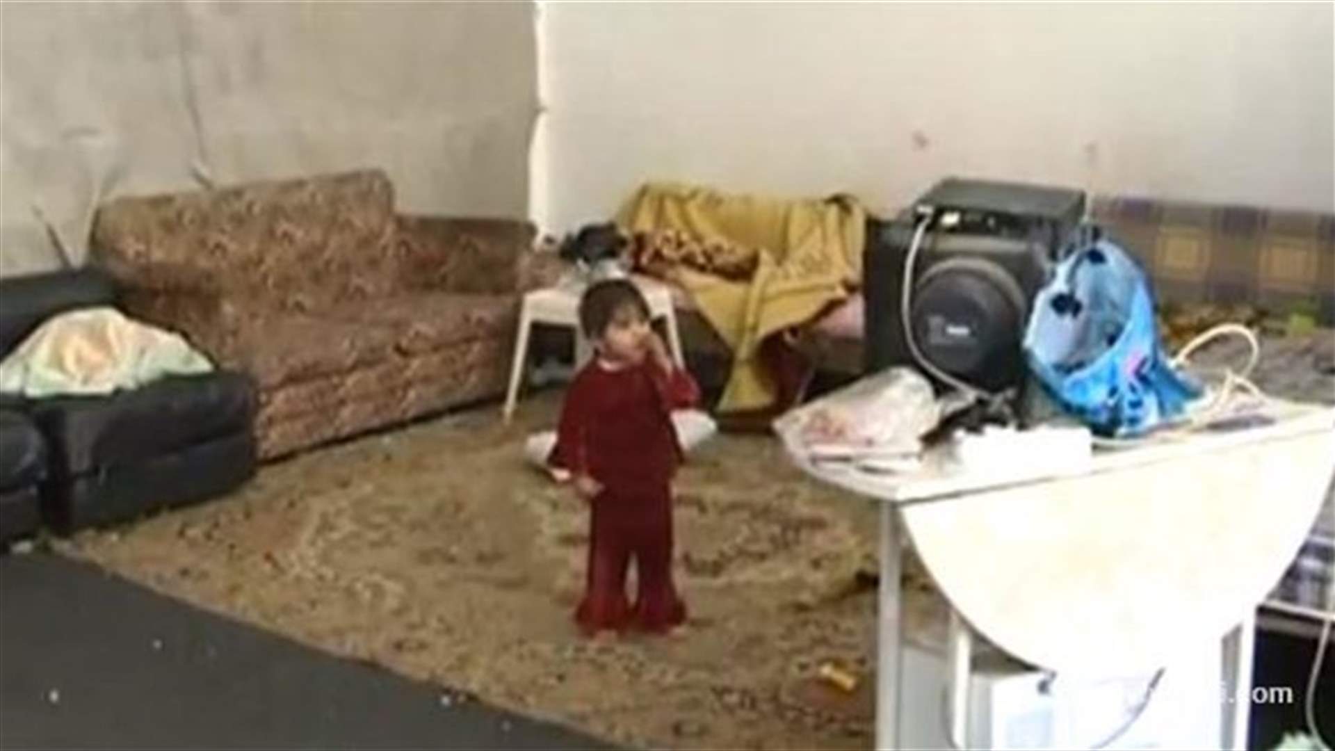 عائلات سورية نازحة مخيّرة بين اخلاء محال افترشتها... وبين الشارع