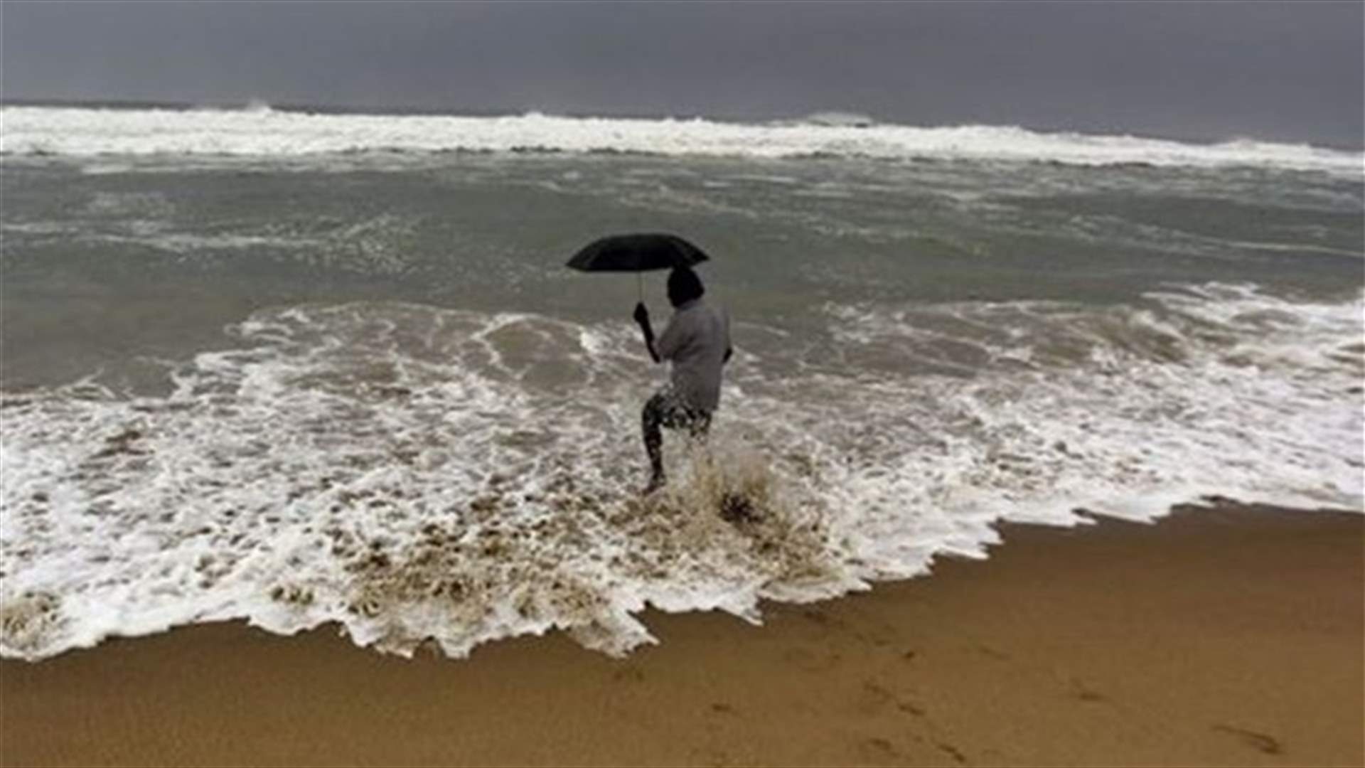 Wind, rain, sea pound India as large cyclone nears