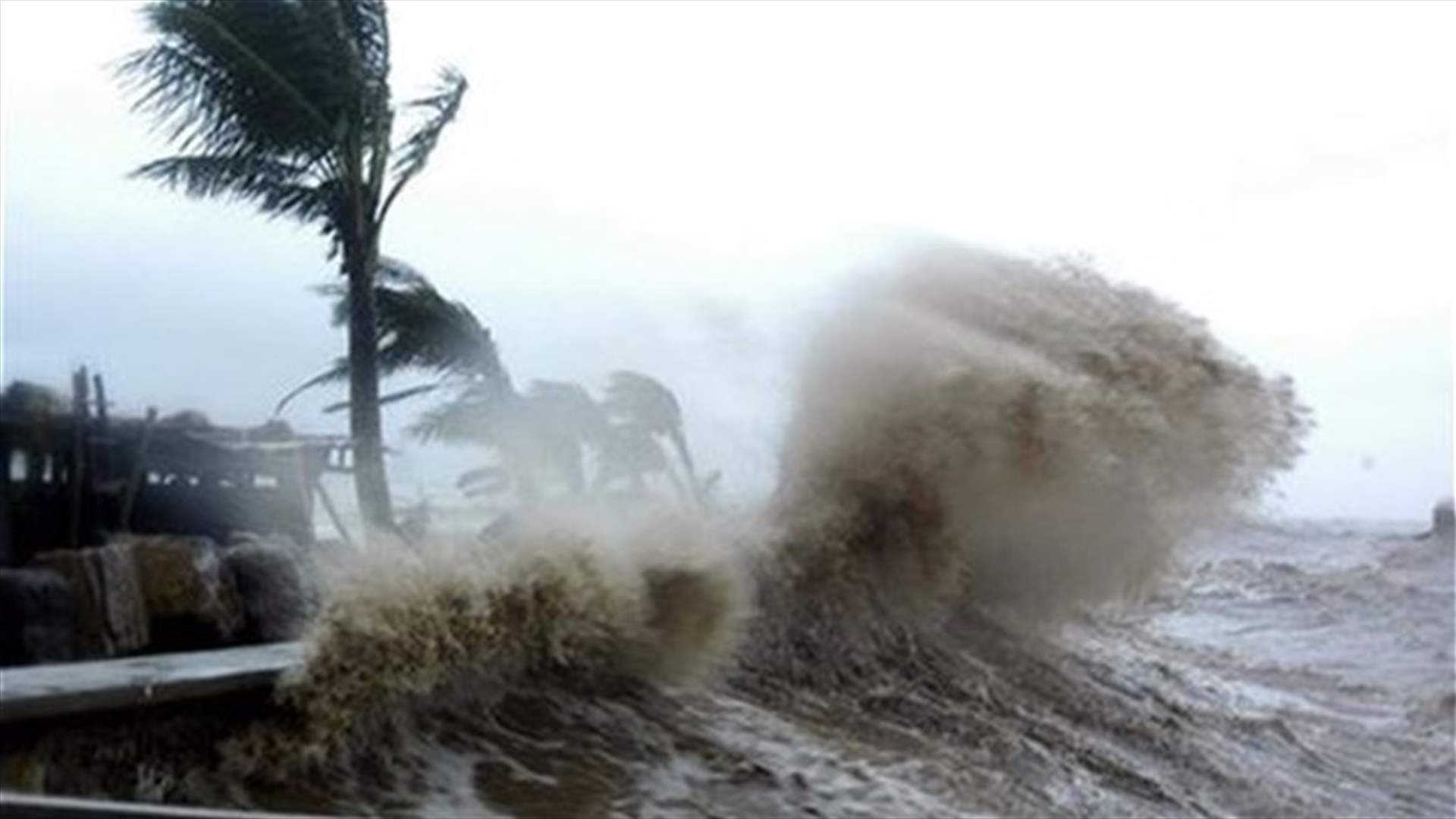 Typhoon Nari hits Vietnam, 122,000 people evacuated 