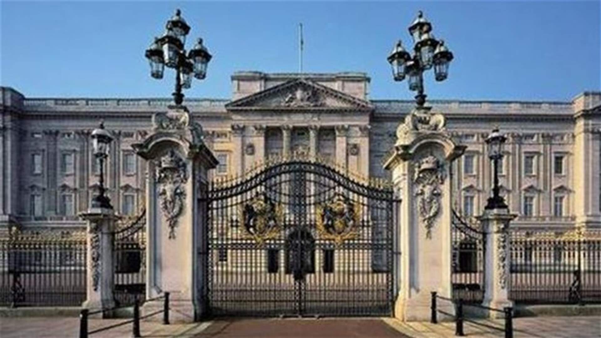 UK police arrest man with knife outside palace