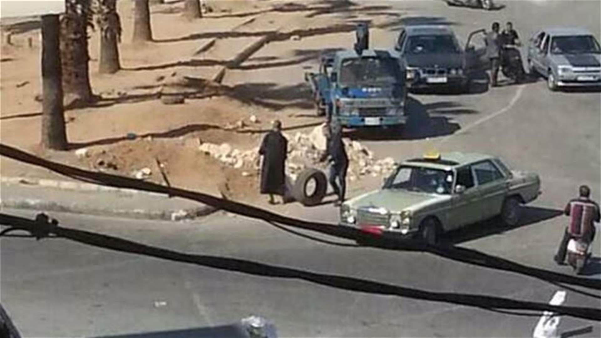 اعادة فتح الطريق عند مستديرة نهر ابو علي  في طرابلس 