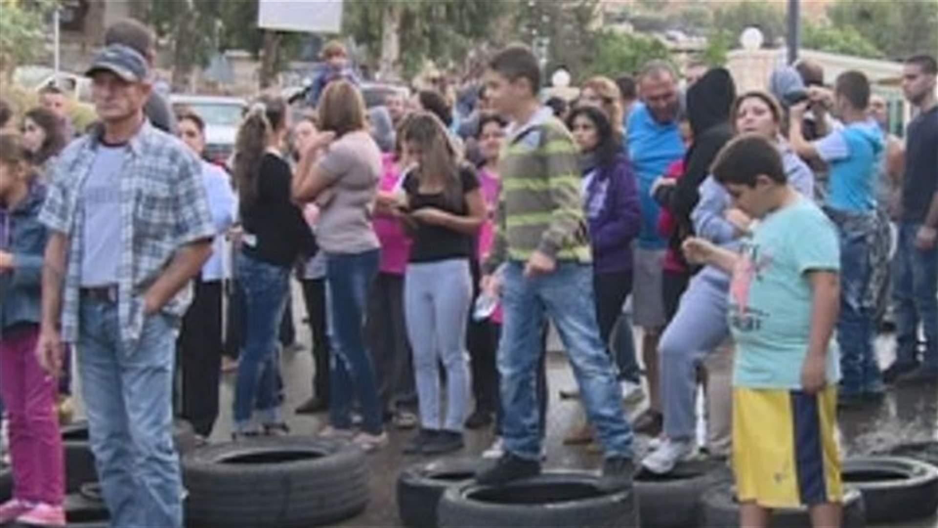 أهالي مخيم ضبية يناشدون المعنيين وقف هدم منازل في المخيم 