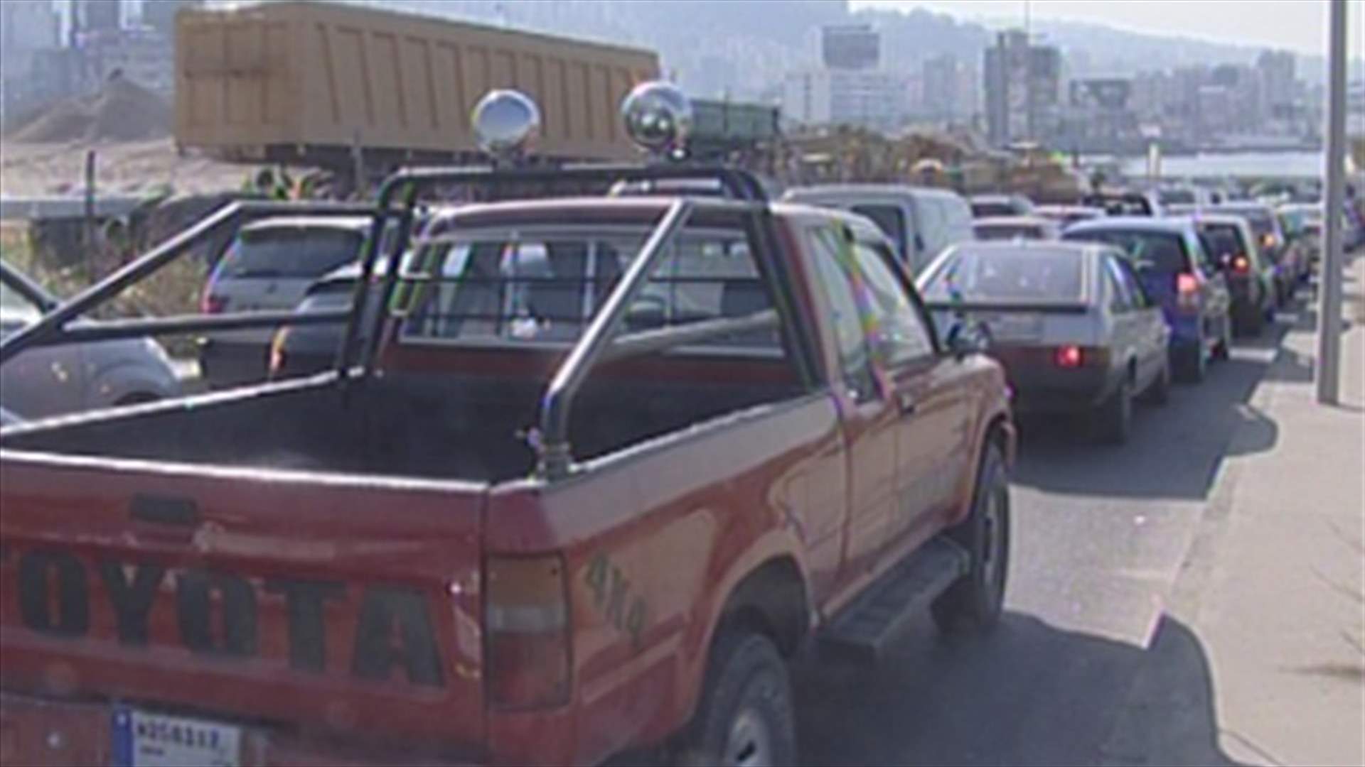 اوتوستراد جل الديب شهد زحمة سير خانقة بسبب انقلاب صهريج مازوت