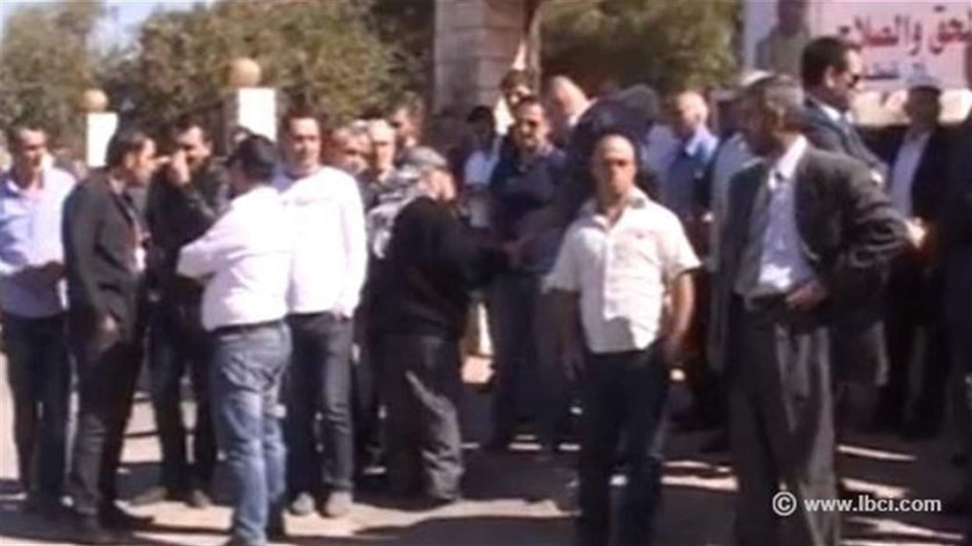اعتصام في القاع احتجاجا على اعمال البناء المخالفة...وتلويح بالتصعيد