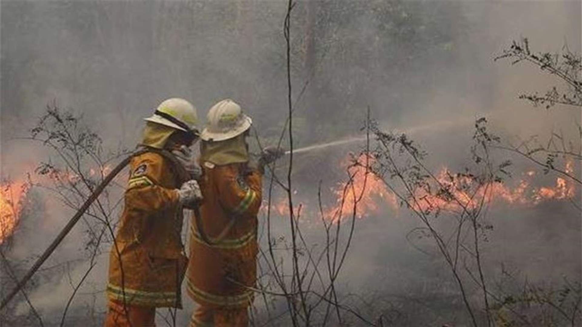 Firefighters merge blazes to reduce fire threat in Australia 