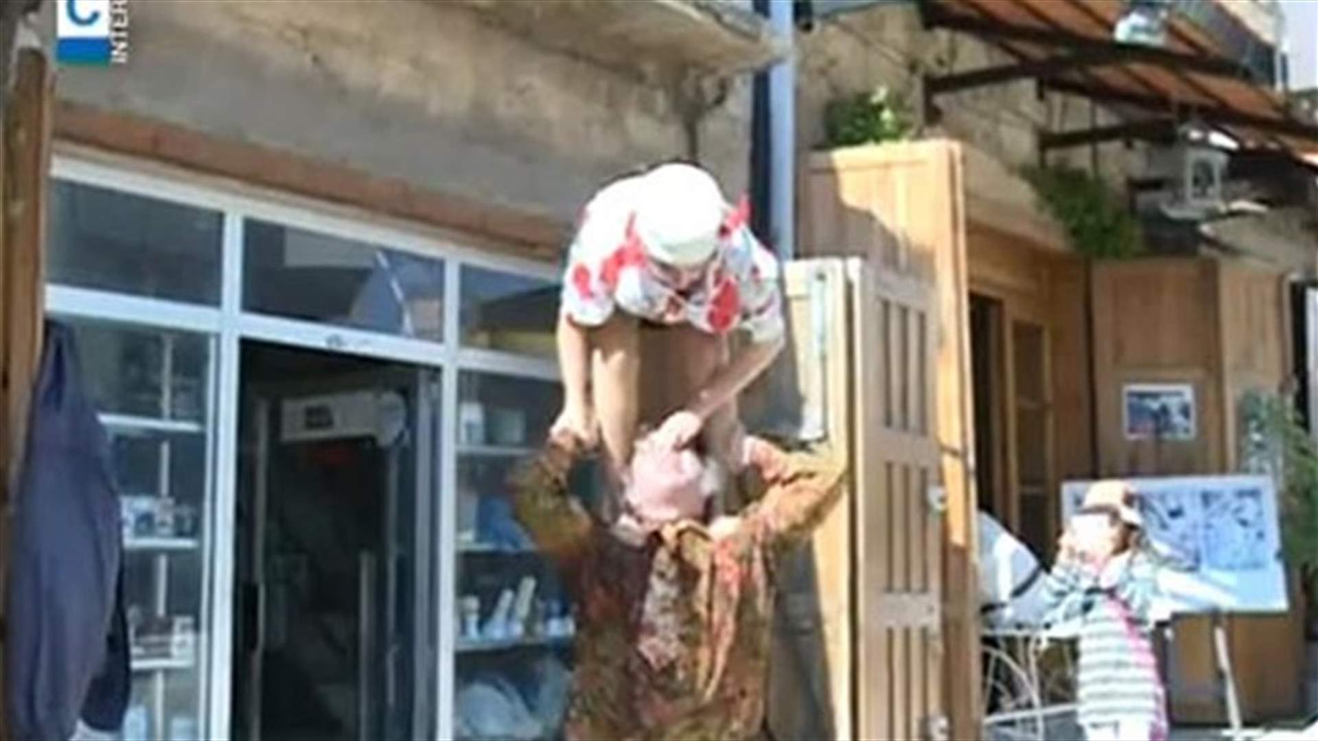 REPORT: Two foreigners tour Jbeil streets, entertain citizens