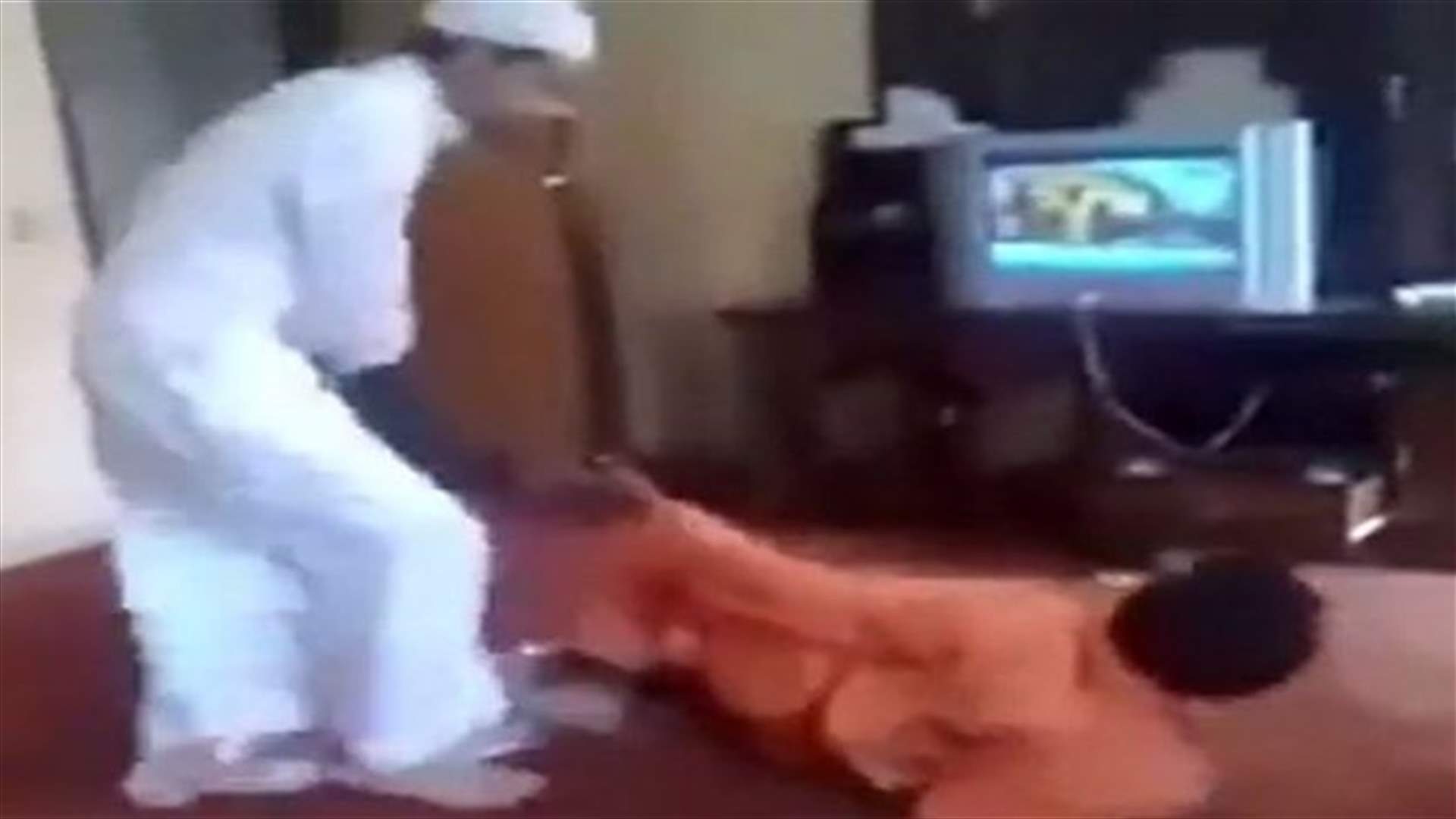 بالفيديو: سعودي يعتدي بالضرب على عامل نظافة آسيوي  