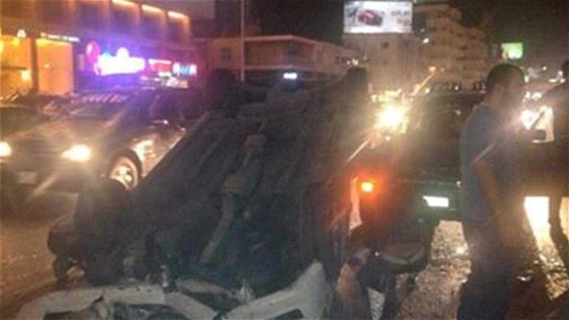 انقلاب سيارة على اوتوستراد جل الديب