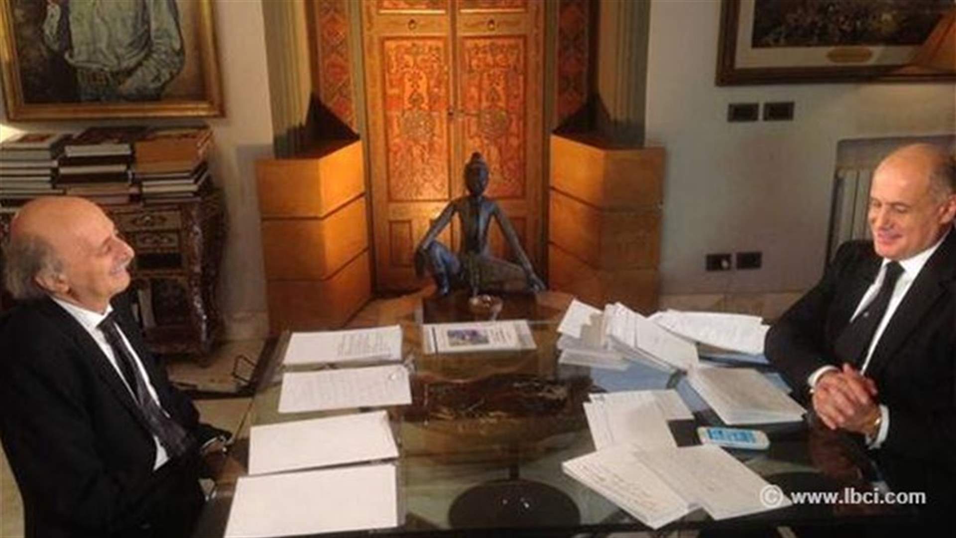 جنبلاط للـ LBCI : انصح الحريري بالعودة الى لبنان ولا زلت في موقعي الوسطي
