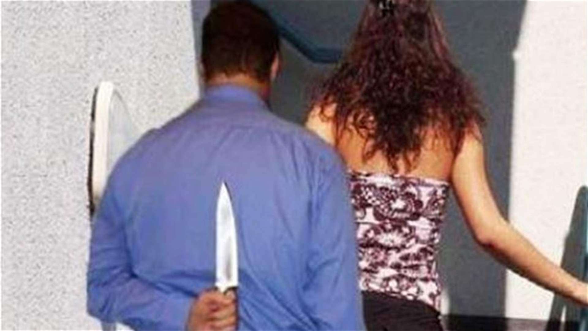 طعن عشيقته لرفضها اكل طبخ والدته