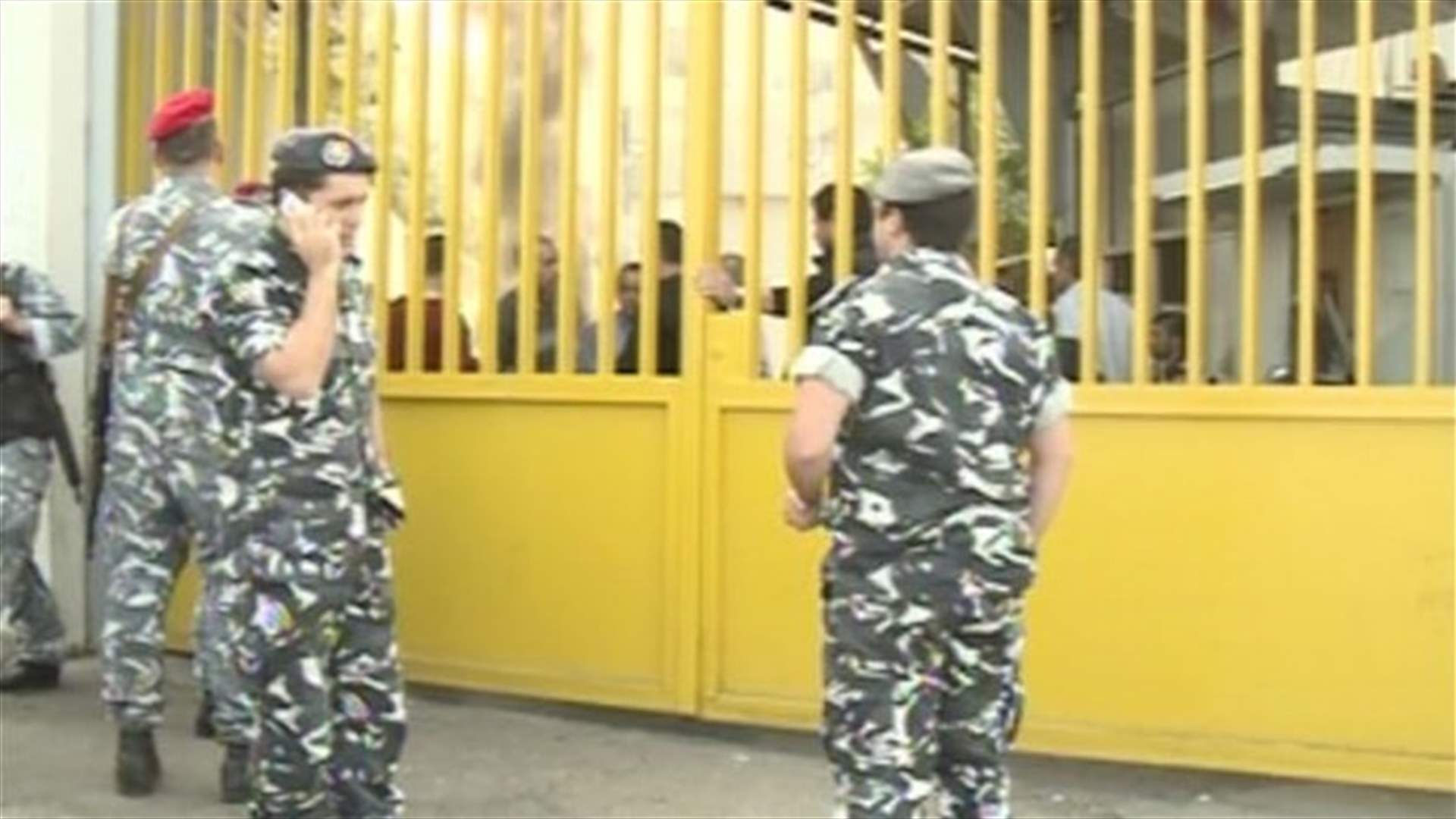 عمال ترايكوم اقفلوا ابواب كهرباء لبنان احتجاجا على عدم قبض رواتبهم