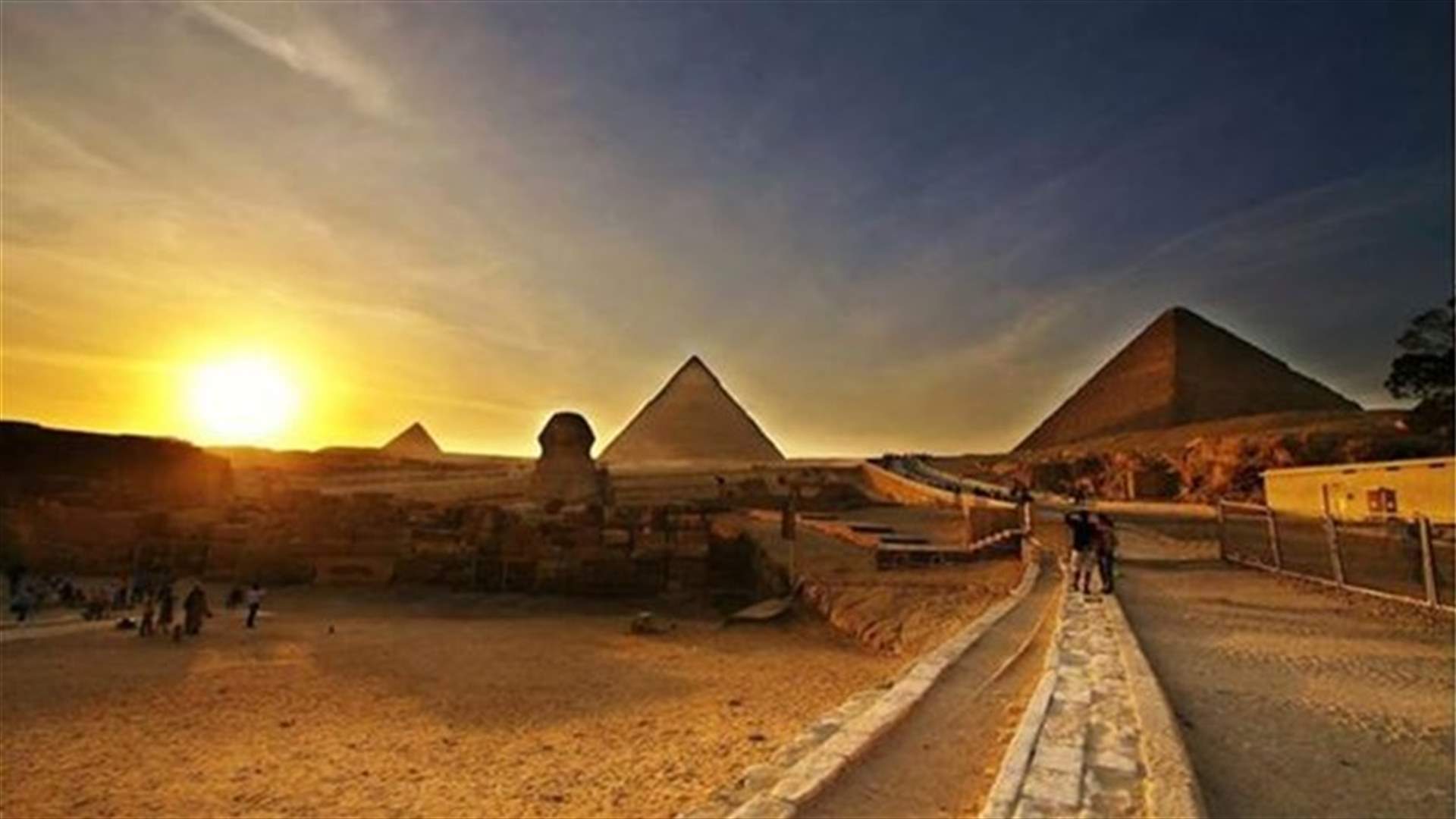 اكتشاف تمثالين لكاهن وكبير كتاب معبد الأقصر في جنوب مصر 