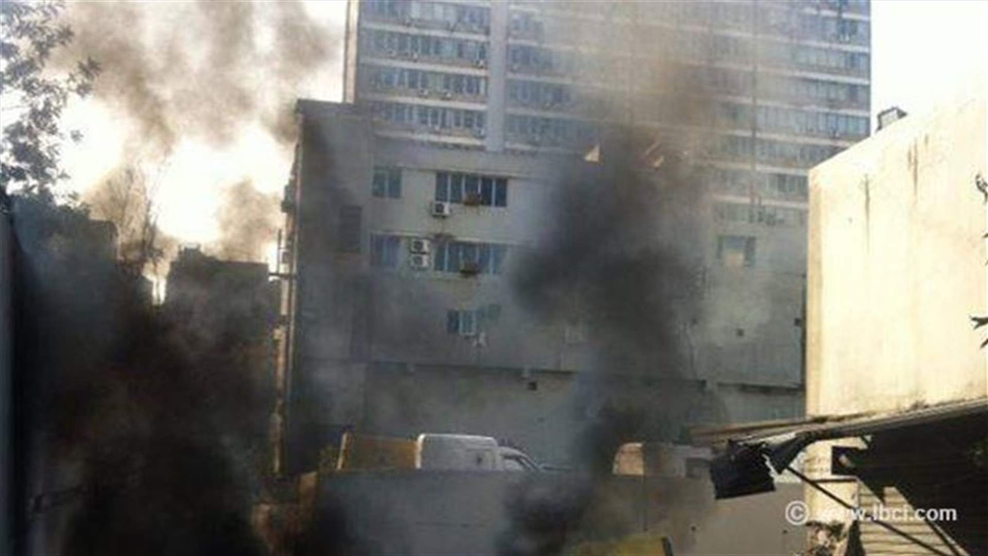 EDL contact workers demonstrate in Corniche el-Naher, burn tires