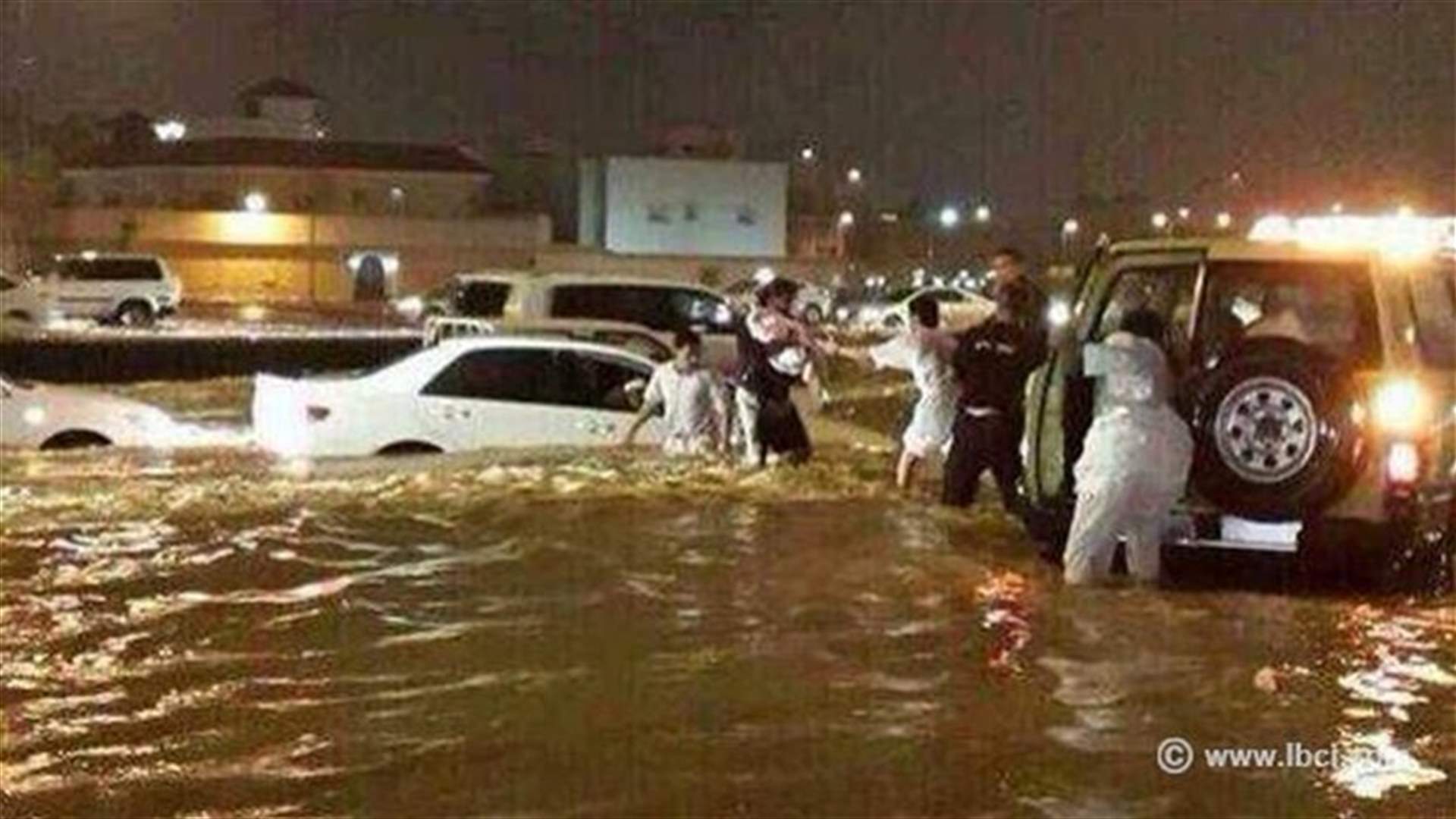 أمطار غزيرة في الرياض تغرق الشوارع