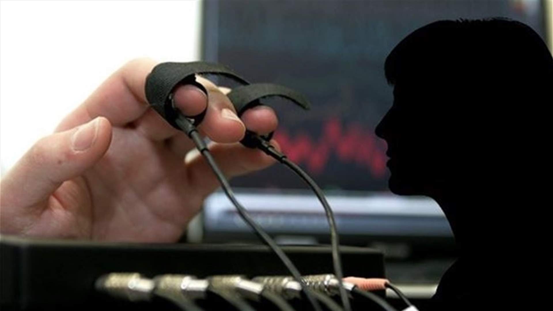 بريطاني يخضع لجهاز كشف الكذب يوميا بسبب "عقدة" خطيبته    