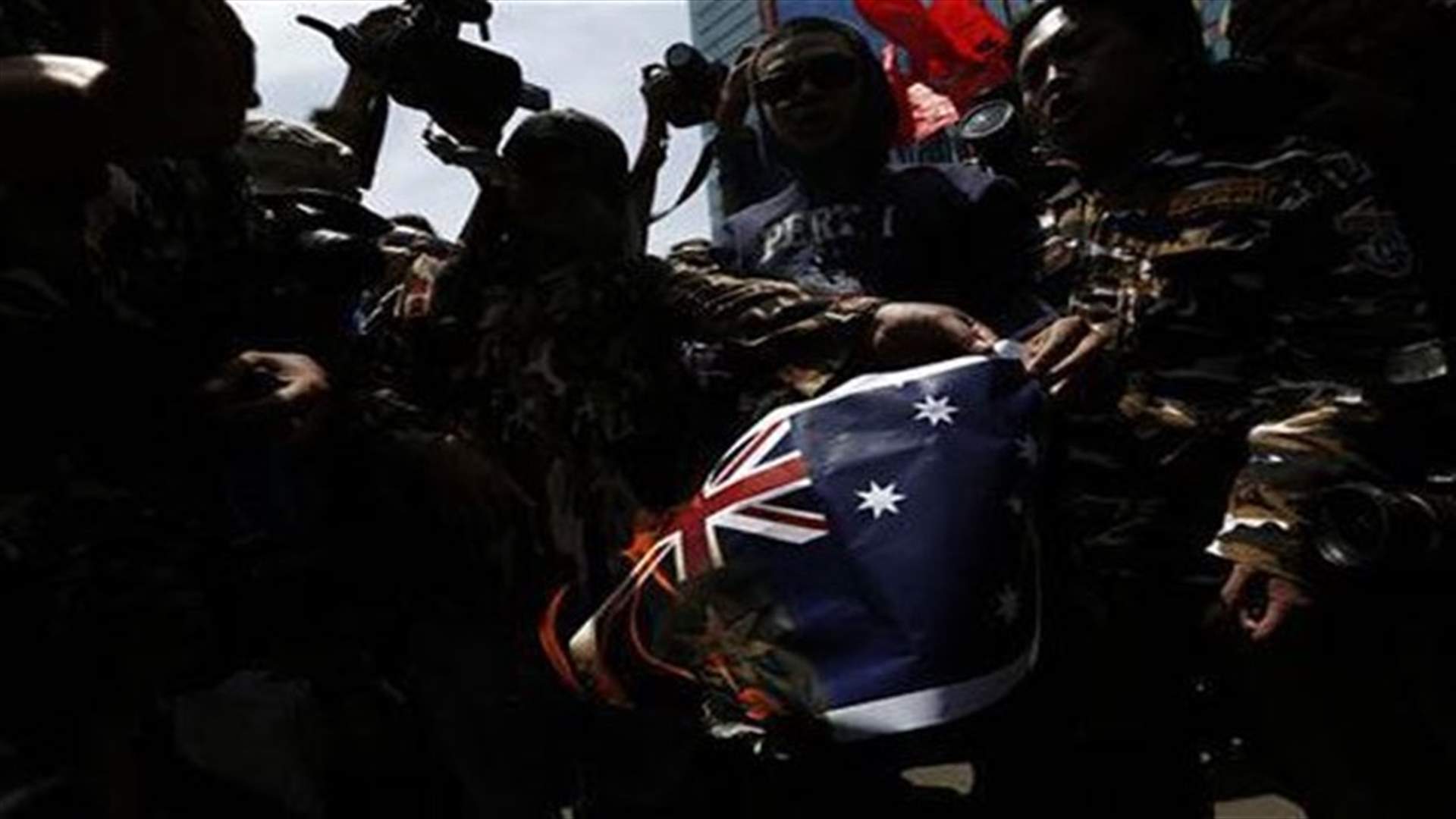 Indonesians burn Australian flags over spying reports