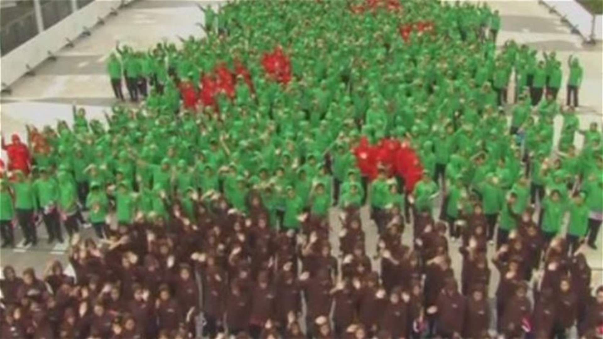 تحطيم الرقم القياسي العالمي لأكبر شجرة ميلاد بشرية
