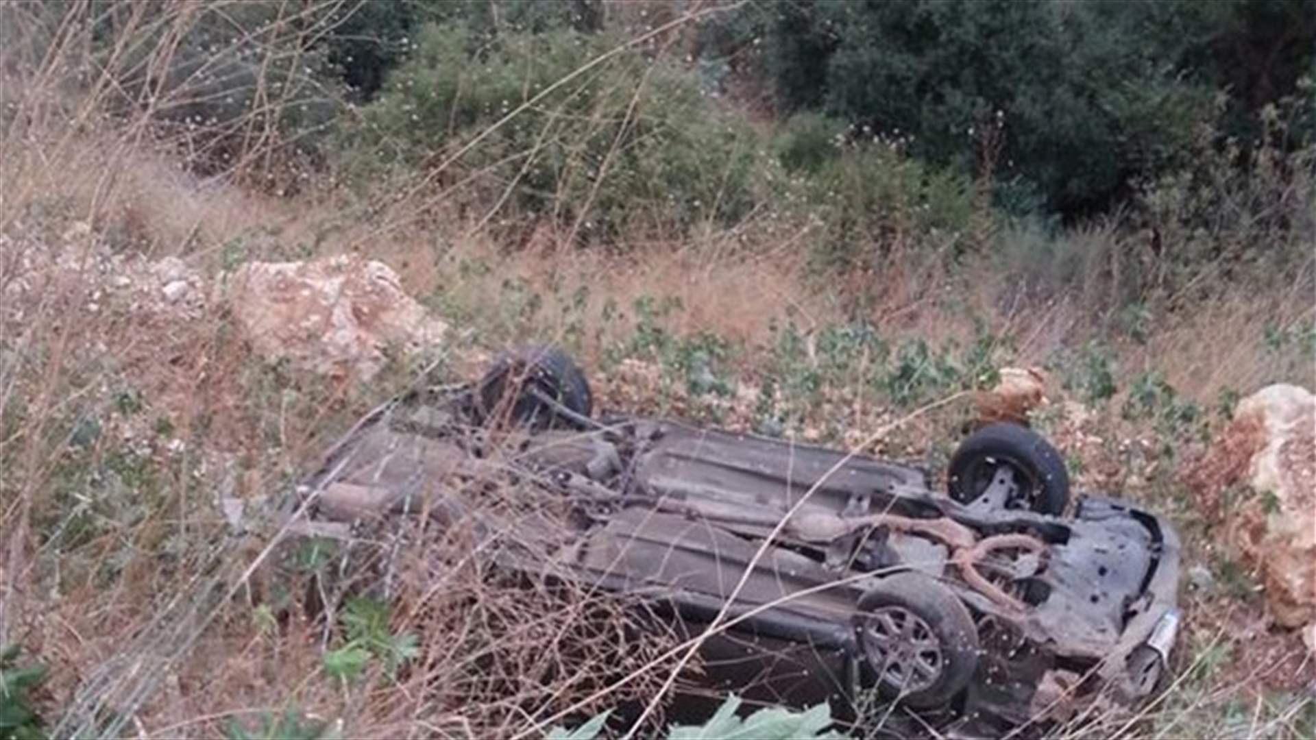 بالصور...تدهور سيارة على طريق أدما