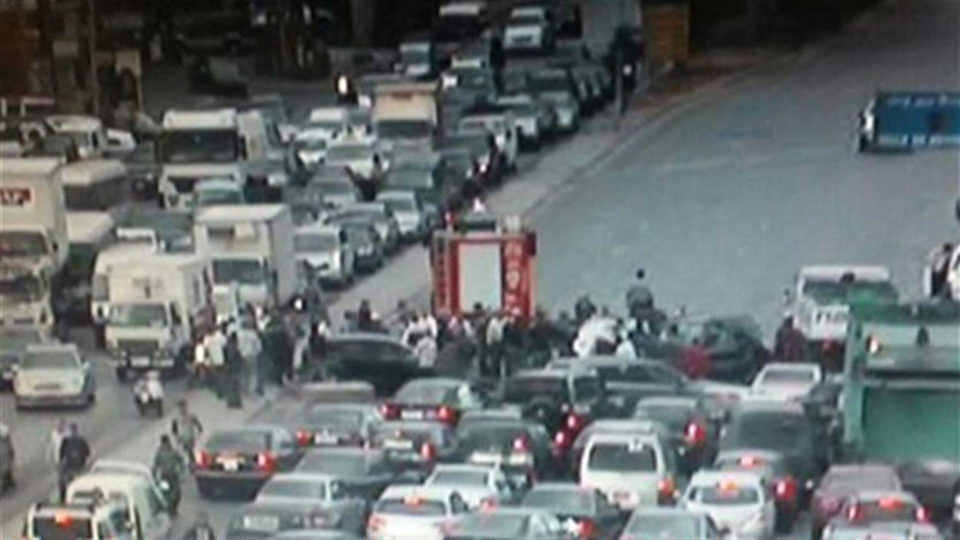 بالصور....جرح 3 اشخاص في حادث سير في الكرنتينا ما تسبب بزحمة سير خانقة 