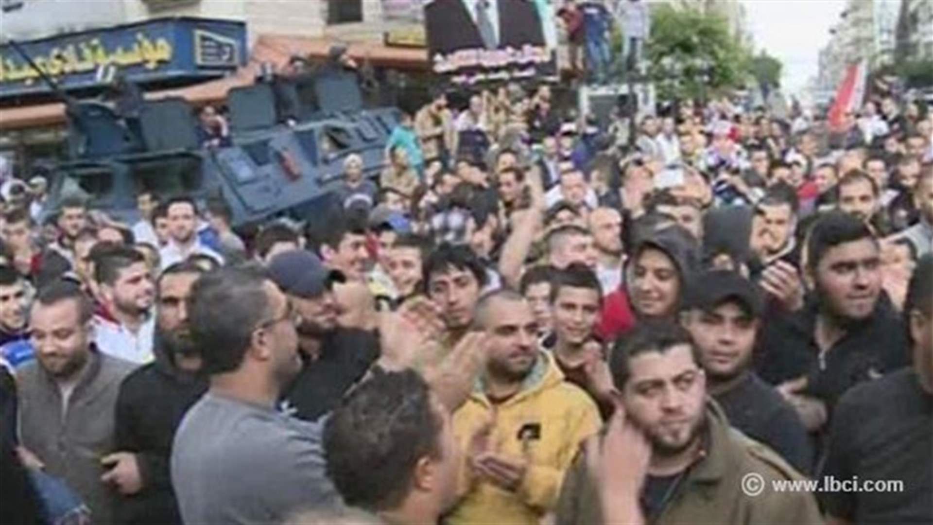 أهالي جبل  محسن يحتجون على استهدافهم في طرابلس