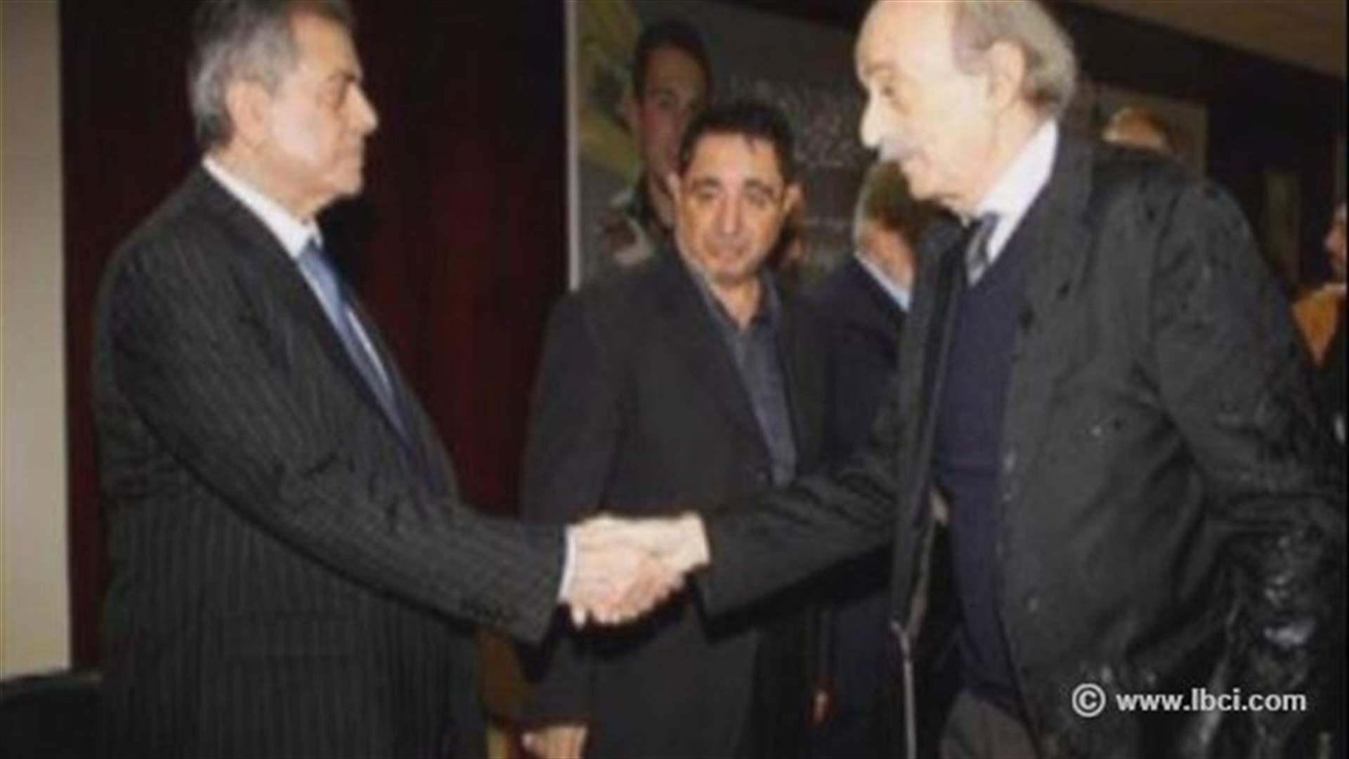 المصافحة الاولى بين جنبلاط والسفير السوري