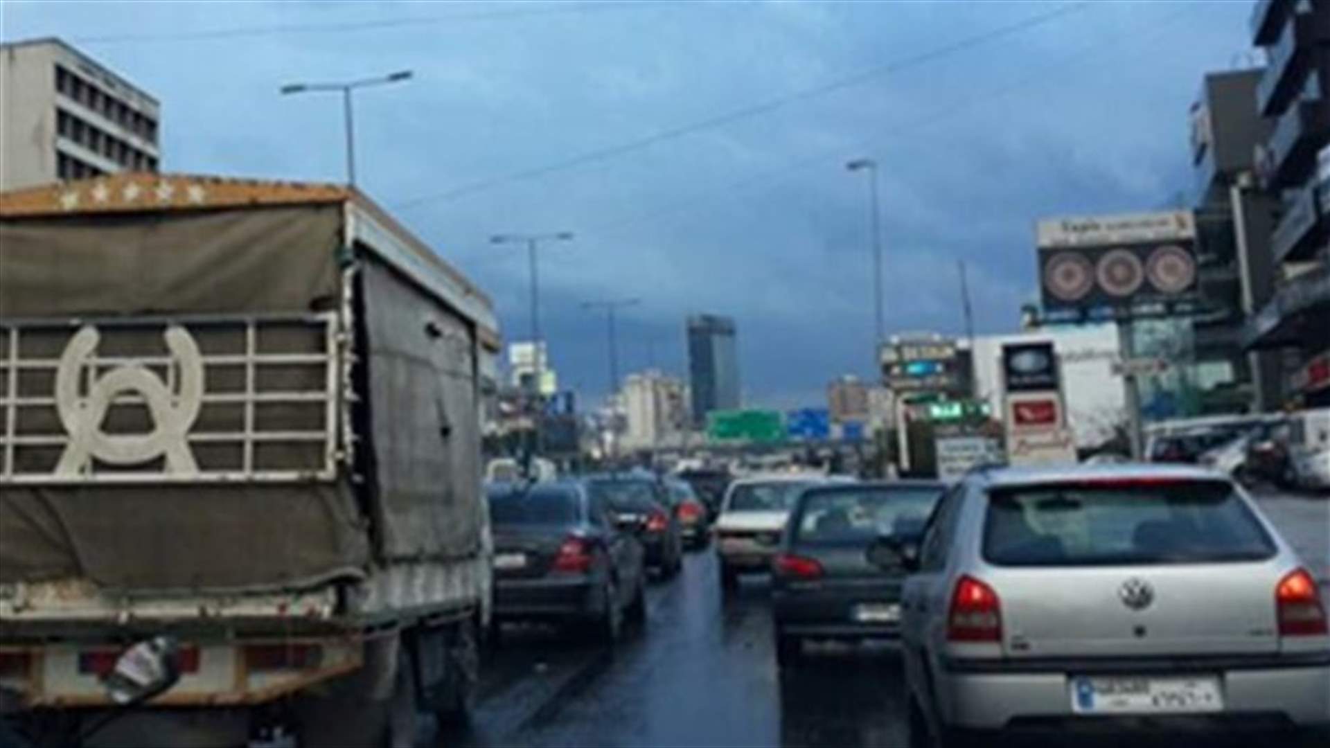 زحمة سير خانقة على المسلك الغربي من ضبيه الى نهر الموت 