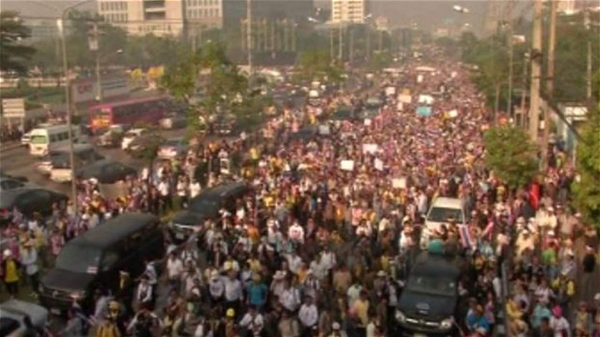 Thai PM calls snap election, protesters press on